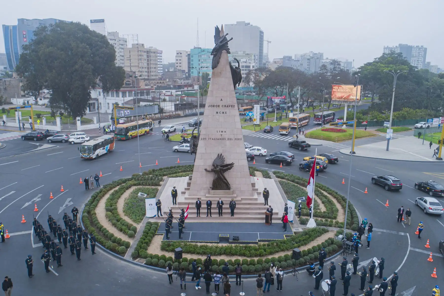 “Hace 111 años, en 1910, Jorge Chávez logró una de las hazañas más valientes y recordadas de la historia: ser el primer hombre en cruzar los Alpes en avión. Este monumento nos recuerda la magnitud de aquella epopeya heroica y la representa a través de sus esculturas de bronce, que evocan a la figura griega de Ícaro, en su ascenso y descenso del sol”, señaló el burgomaestre durante la ceremonia. Foto: ANDINA/ Municipalidad de Lima