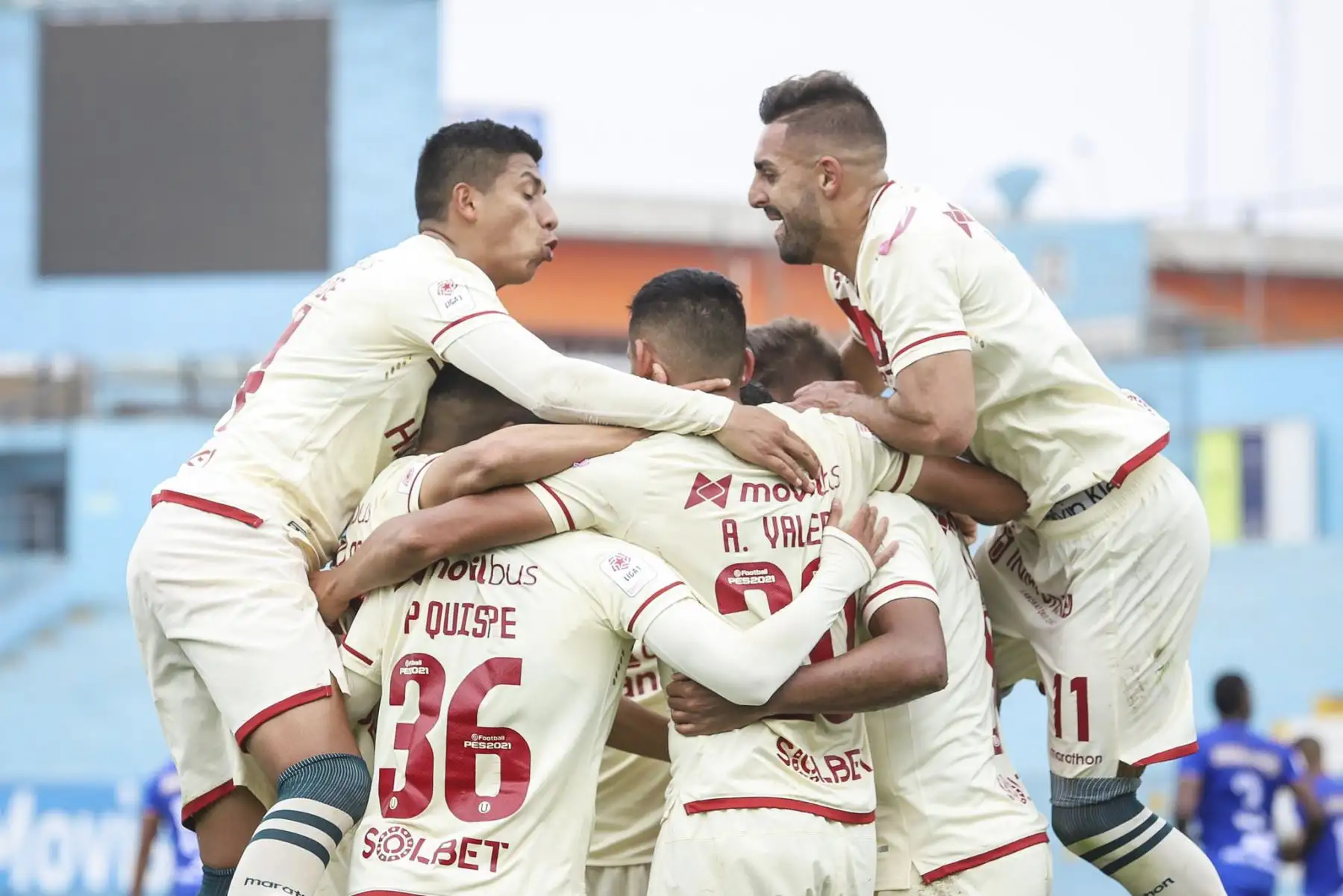 Jugadores de abrazan tras el gol de Nelinho Quina que le dio el triunfo al conjunto crema. Universitario derrotó 2-1 a Binacional y está a punto de asegurar el pase a un torneo internacional. Foto: FPF