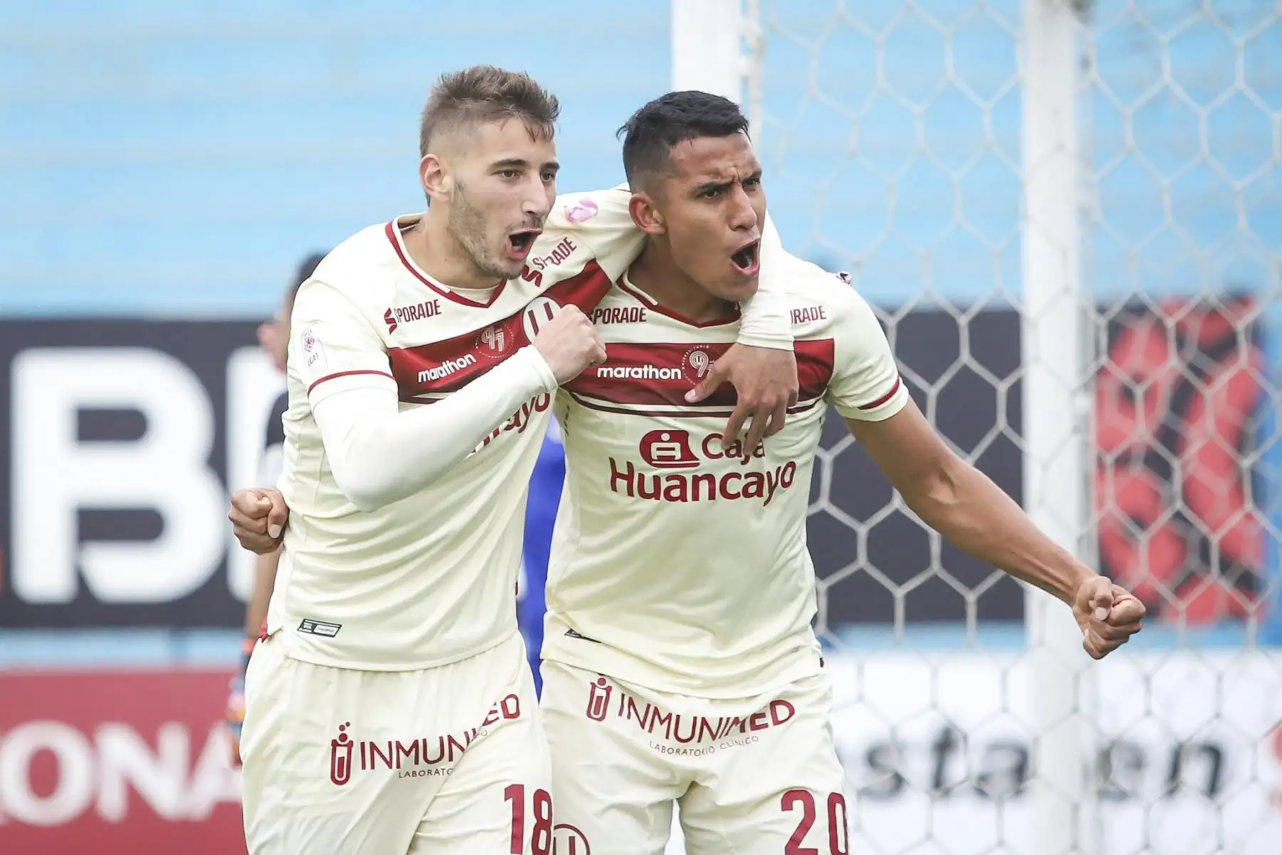 Alex Valera celebra el primero de universitario. El equipo crema derrotó 2-1 a Binacional y está a punto de asegurar el pase a un torneo internacional. Foto: FPF