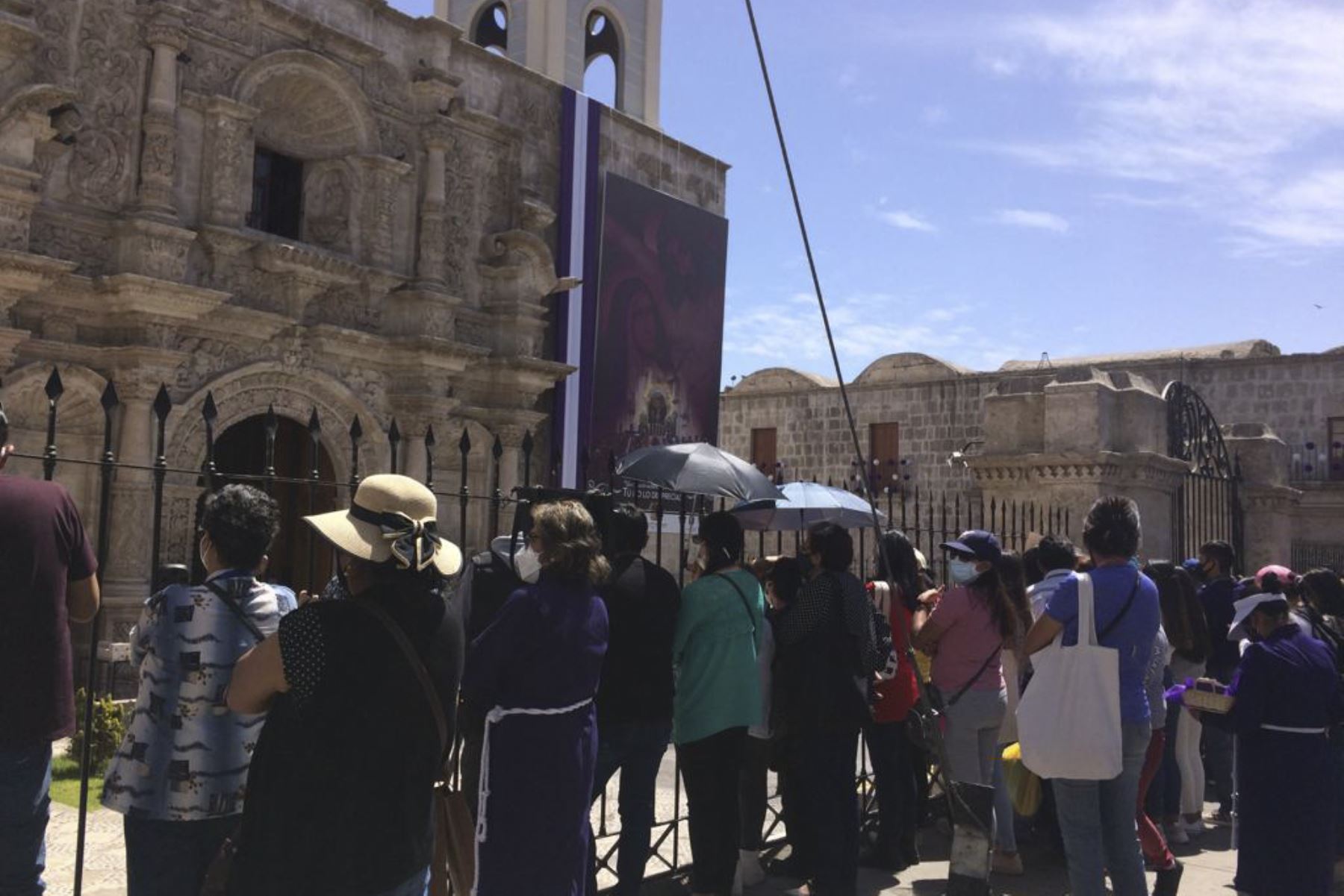 Fieles del Señor de los Milagros se apostaron en el frontis del templo San Agustín de Arequipa. Foto: ANDINA/Difusión.