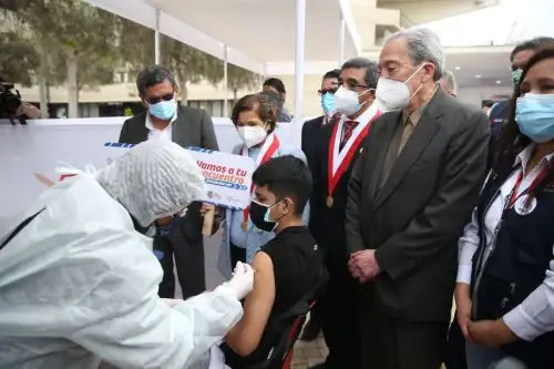 Ministro Gallardo sostiene que retorno debe ser seguro, gradual y de acuerdo  a las condiciones específicas de cada centro de estudios. Foto: Minedu