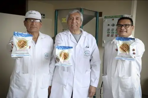 Este producto cuenta con un adecuado nivel de calorías y nutrientes para atender los requerimientos diarios de niños en edad preescolar y escolar.