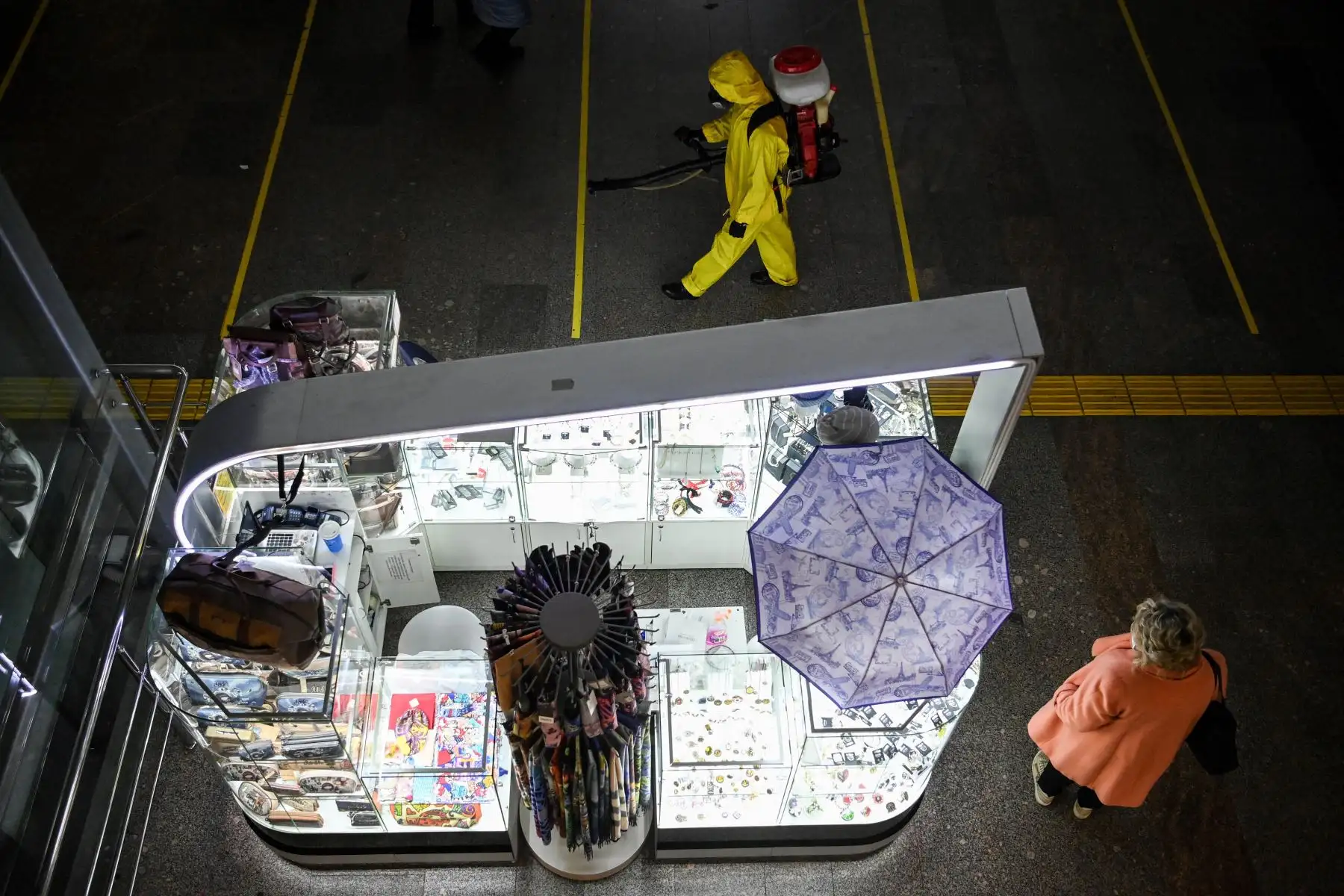 Un militar del Ministerio de Emergencias de Rusia con equipo de protección desinfecta la estación de tren Leningradsky de Moscú. Foto: AFP