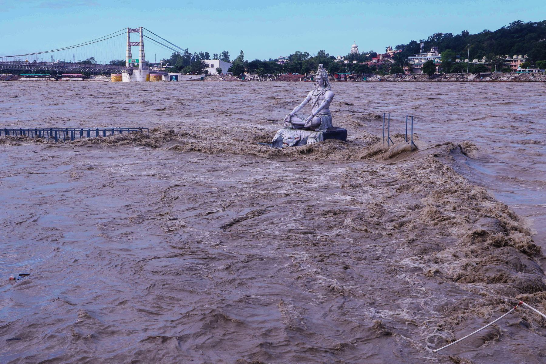 Una estatua del dios hindú Lord Shiva se muestra en medio del aumento del nivel del agua del río Ganges después de las incesantes lluvias en la India. Foto: AFP
