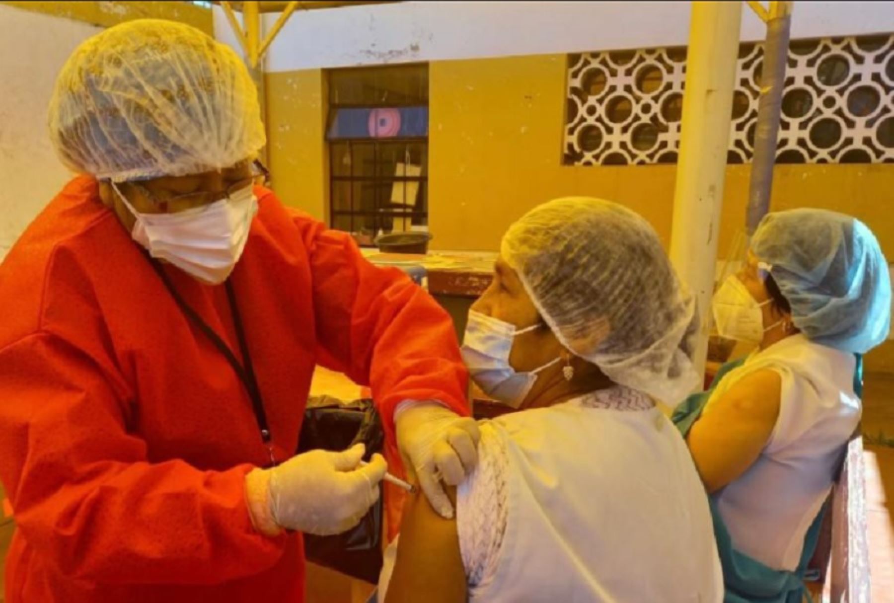 La Dirección Regional de Salud de Puno inició la vacunación con la dosis de refuerzo contra covid-19 al personal de primera línea, como parte de las acciones de preparación frente a una posible tercera ola.