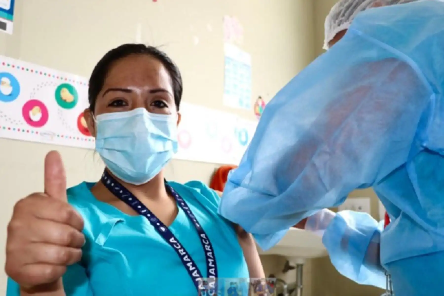 La Dirección Regional de Salud de Cajamarca tiene previsto colocar la dosis de refuerzo contra el covid-19 a más de 14,000 trabajadores asistenciales y administrativos de toda la región, quienes se vacunaron en febrero y marzo del presente año. Foto: Minsa.