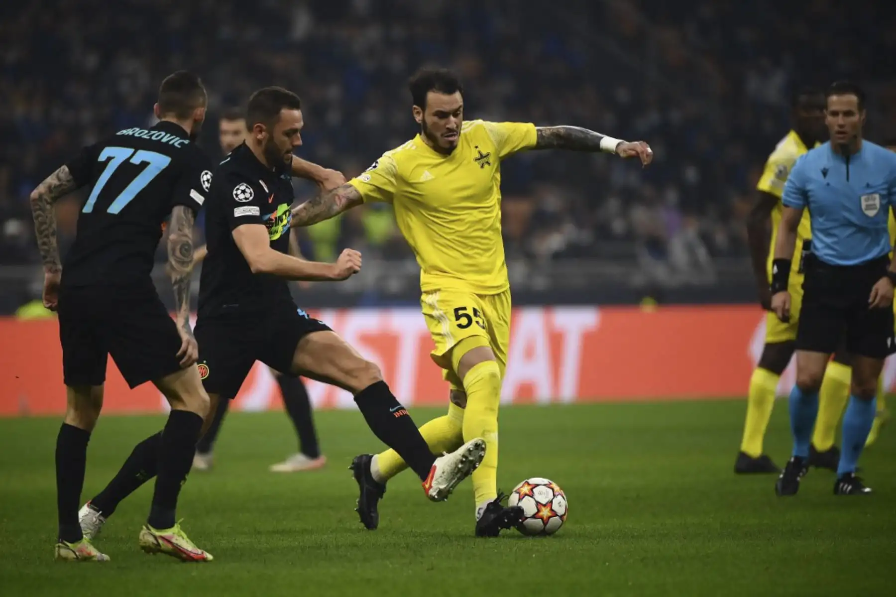 El defensor peruano del FC Sheriff Gustavo Dulanto (C) desafía al defensor holandés del Inter de Milán Stefan de Vrij durante el partido de fútbol del Grupo D de la Liga de Campeones de la UEFA entre el Inter de Milán y el FC Sheriff Tiraspol el 19 de octubre de 2021 en el estadio Giuseppe-Meazza (San Siro) de Milán. Foto: AFP