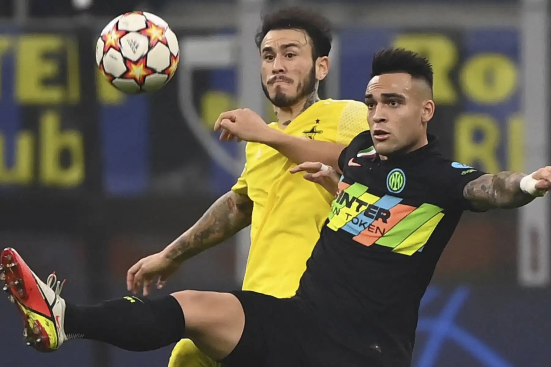 El delantero argentino del Inter de Milán Lautaro Martínez (R) y el defensor peruano del FC Sheriff Gustavo Dulanto van por el balón durante el partido de fútbol del Grupo D de la Liga de Campeones de la UEFA entre el Inter de Milán y el FC Sheriff Tiraspol el 19 de octubre de 2021 en el Giuseppe-Meazza (San Siro) estadio de Milán.