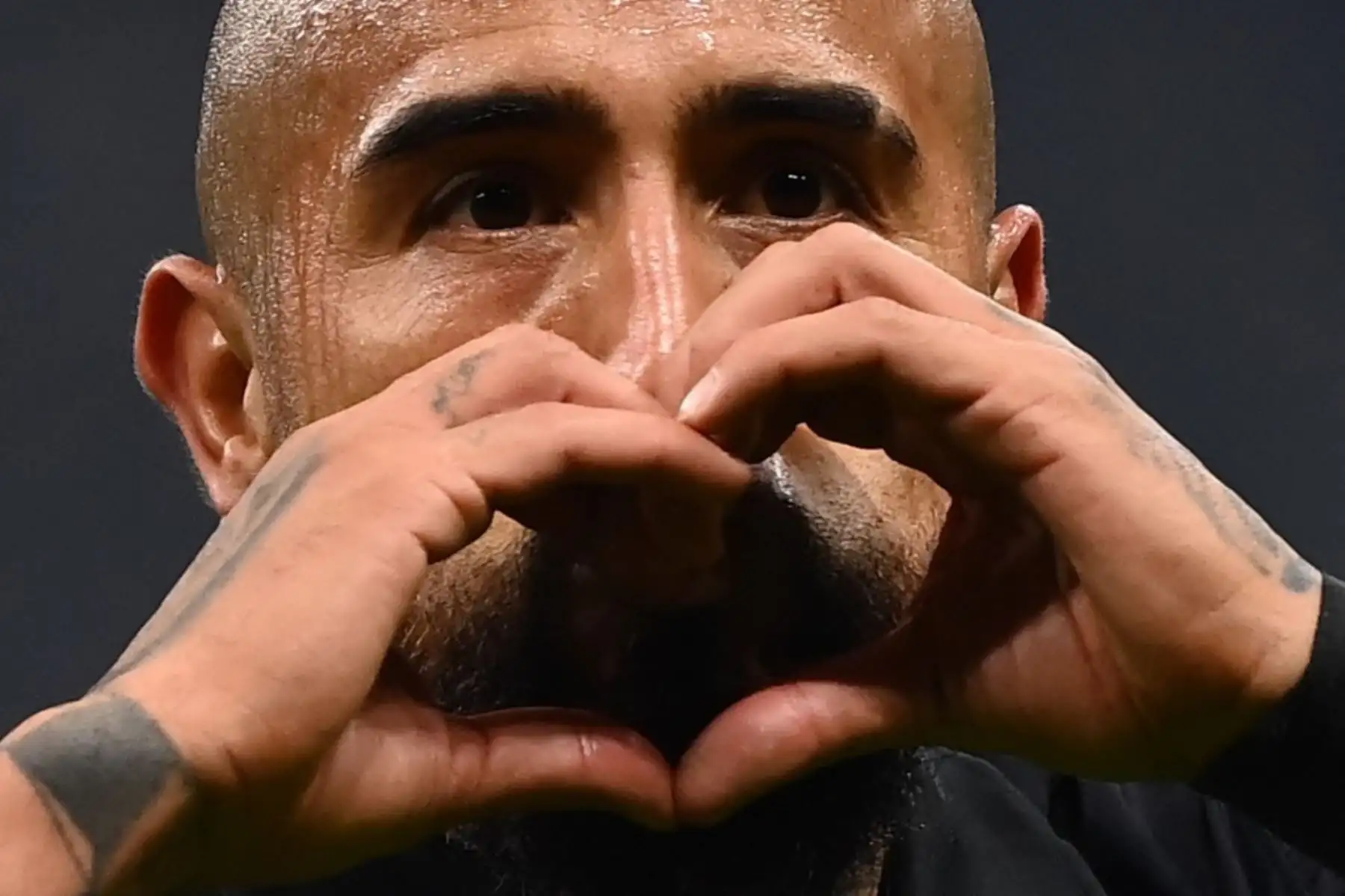 El centrocampista chileno del Inter de Milán Arturo Vidal celebra tras anotar el gol de 2-1 durante el partido de fútbol del Grupo D de la Liga de Campeones de la UEFA entre el Inter de Milán y el FC Sheriff Tiraspol el 19 de octubre de 2021 en el estadio Giuseppe-Meazza (San Siro) de Milán. Foto: AFP