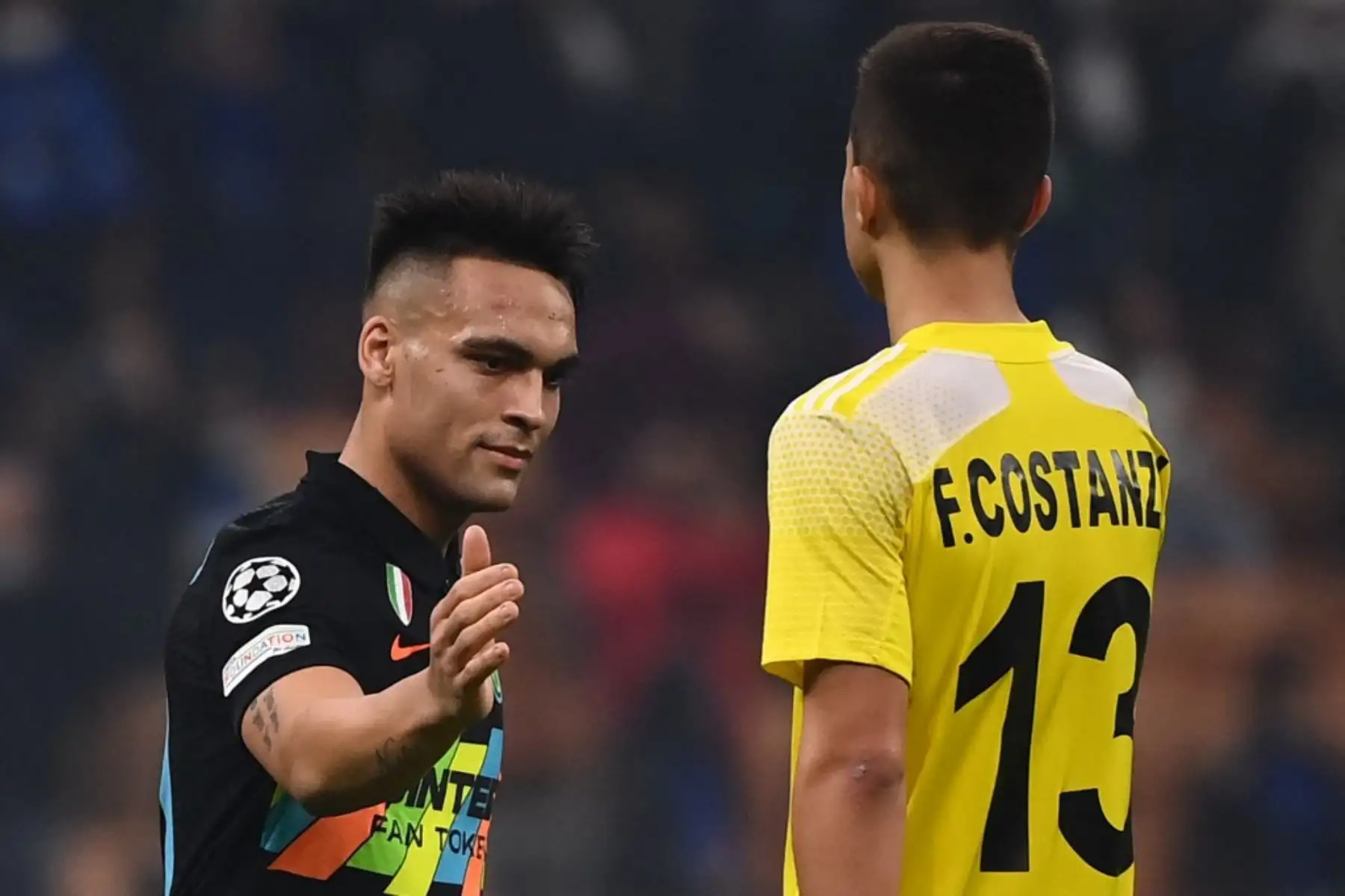 El delantero argentino del Inter de Milán, Lautaro Martínez (L), toca la mano del defensor brasileño del FC Sheriff, Fernando Costanza, al final del partido de fútbol del Grupo D de la Liga de Campeones de la UEFA entre el Inter de Milán y el FC Sheriff Tiraspol el 19 de octubre de 2021 en el Giuseppe-Meazza (San Siro). Foto: AFP