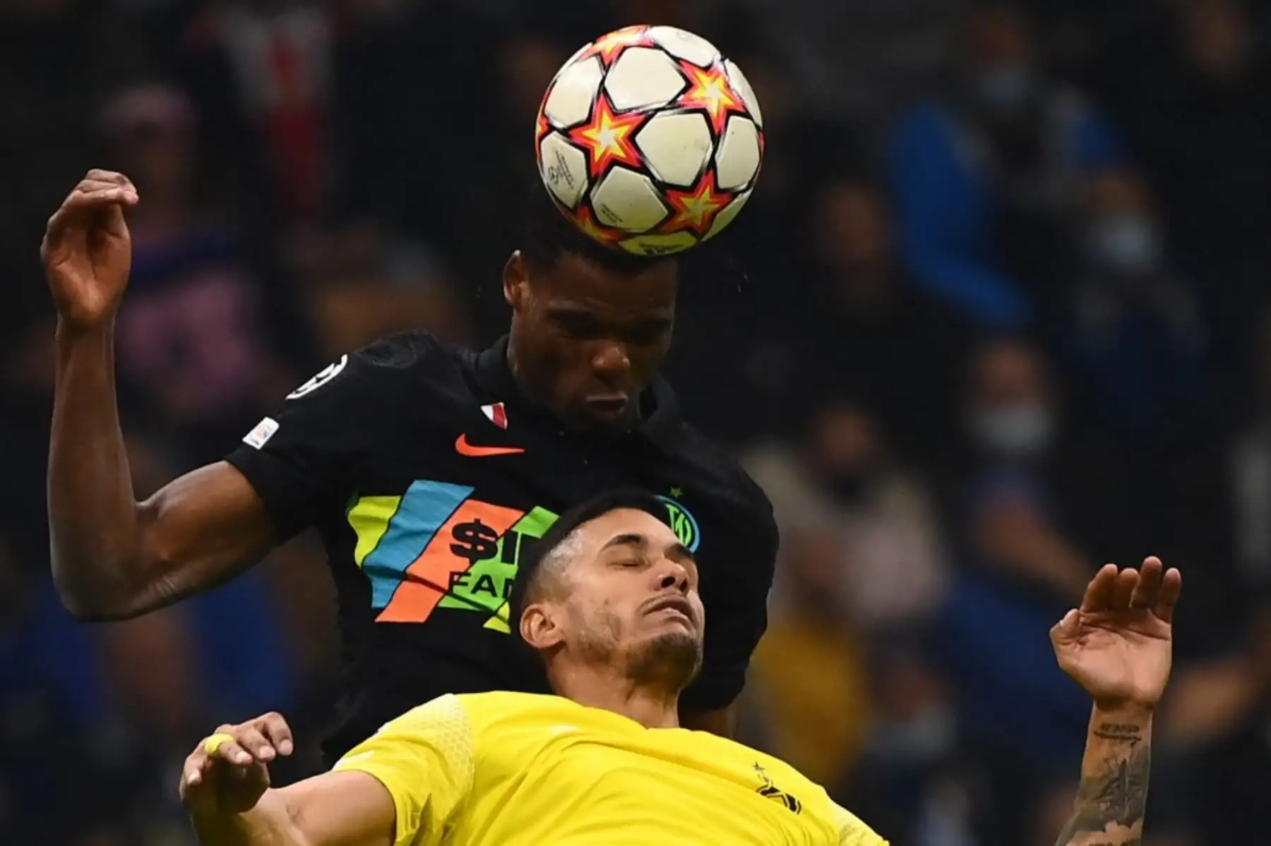 El defensa holandés del Inter de Milán Denzel Dumfries (arriba) y el defensor brasileño del FC Sheriff Cristiano van de cabeza durante el partido de fútbol del Grupo D de la Liga de Campeones de la UEFA entre el Inter de Milán y el FC Sheriff Tiraspol el 19 de octubre de 2021 en el estadio Giuseppe-Meazza (San Siro) en Milan. Foto: AFP
