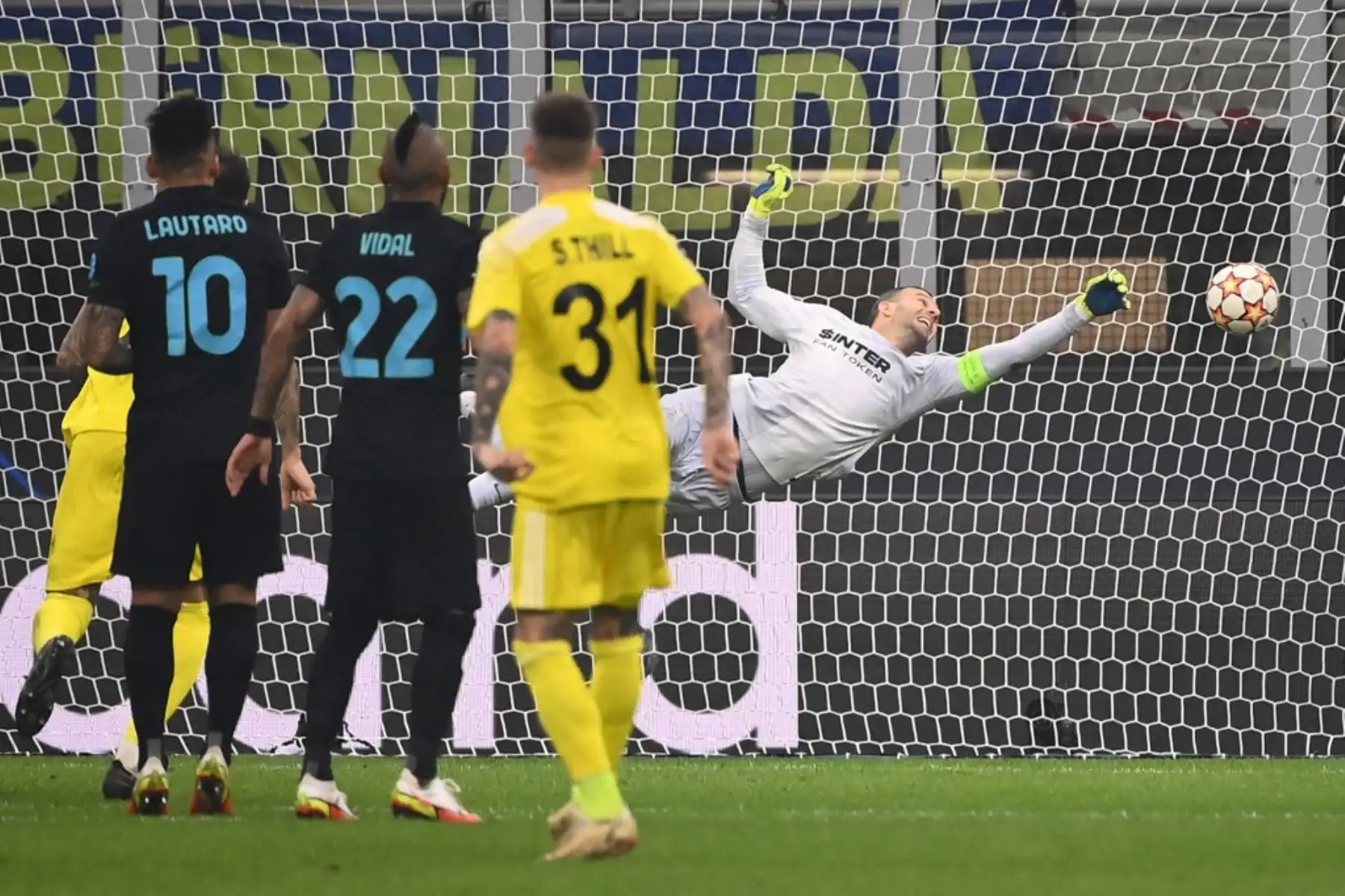 El portero esloveno del Inter de Milán Samir Handanovic (R) concede un empate durante el partido de fútbol del Grupo D de la Liga de Campeones de la UEFA entre el Inter de Milán y el FC Sheriff Tiraspol el 19 de octubre de 2021 en el estadio Giuseppe-Meazza (San Siro) de Milán. Foto: AFP