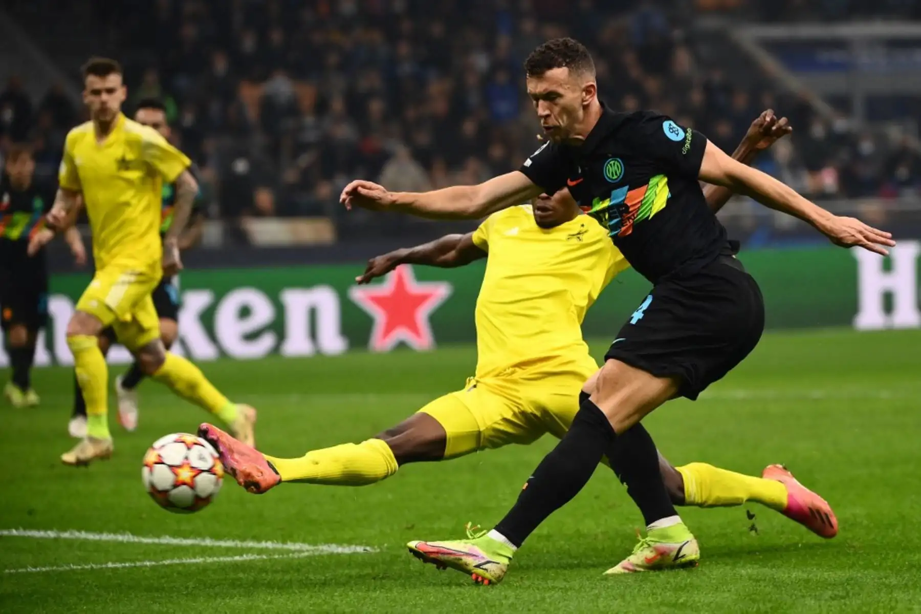 El centrocampista croata del Inter de Milán Ivan Perisic (R) dispara a puerta a pesar del defensor colombiano del FC Sheriff Danilo Arboleda durante el partido de fútbol del Grupo D de la Liga de Campeones de la UEFA entre el Inter de Milán y el FC Sheriff Tiraspol el 19 de octubre de 2021 en el estadio Giuseppe-Meazza (San Siro) en Milan. Foto: AFP