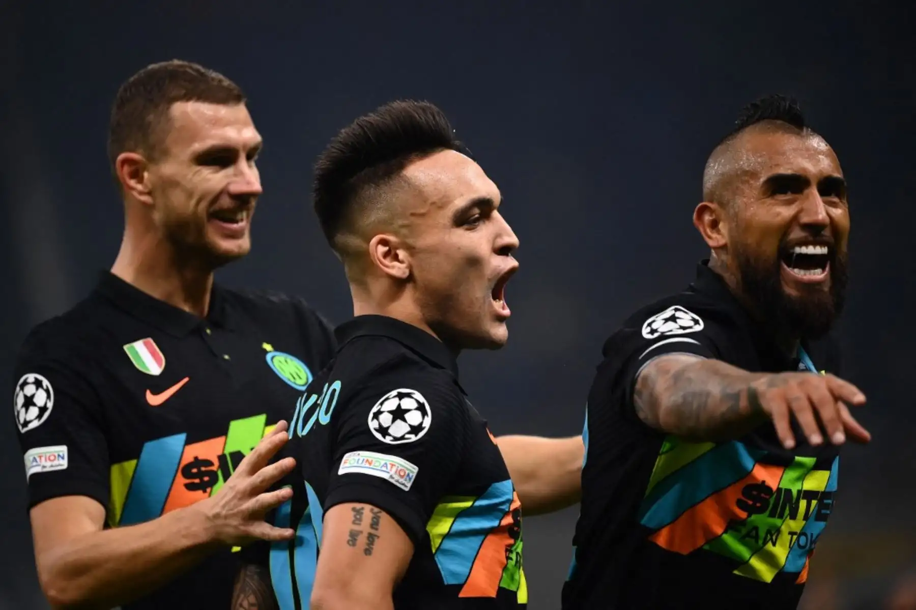 El centrocampista chileno del Inter de Milán Arturo Vidal celebra con el delantero bosnio del Inter de Milán Edin Dzeko y el delantero argentino del Inter de Milán, Lautaro Martínez, tras marcar el gol de 2-1 durante el partido de fútbol del Grupo D de la Liga de Campeones de la UEFA entre el Inter de Milán y el FC Sheriff Tiraspol el 19 de octubre de 2021 en el estadio Giuseppe-Meazza (San Siro) de Milán. Foto: AFP