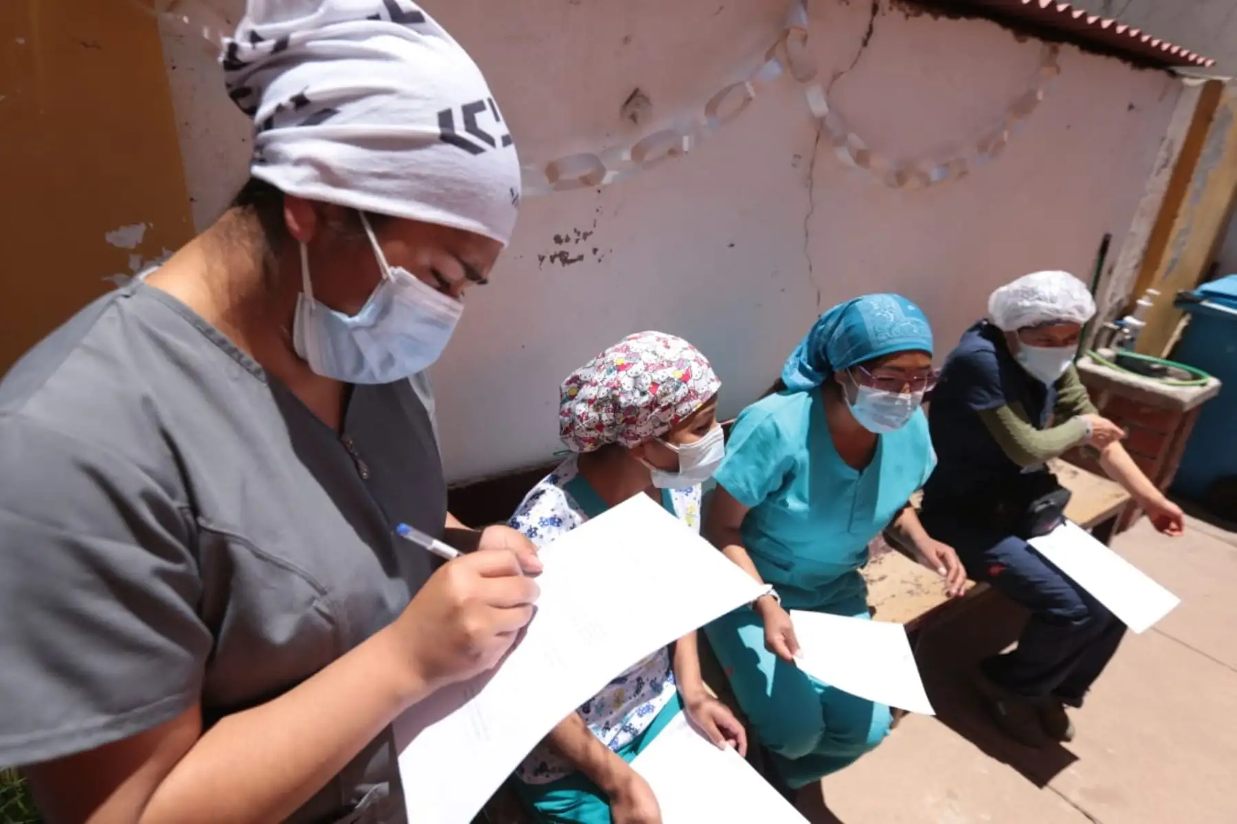 El Ministerio de Salud brinda dosis de refuerzo contra la covid-19 a personal de salud en Puno. Foto: Minsa