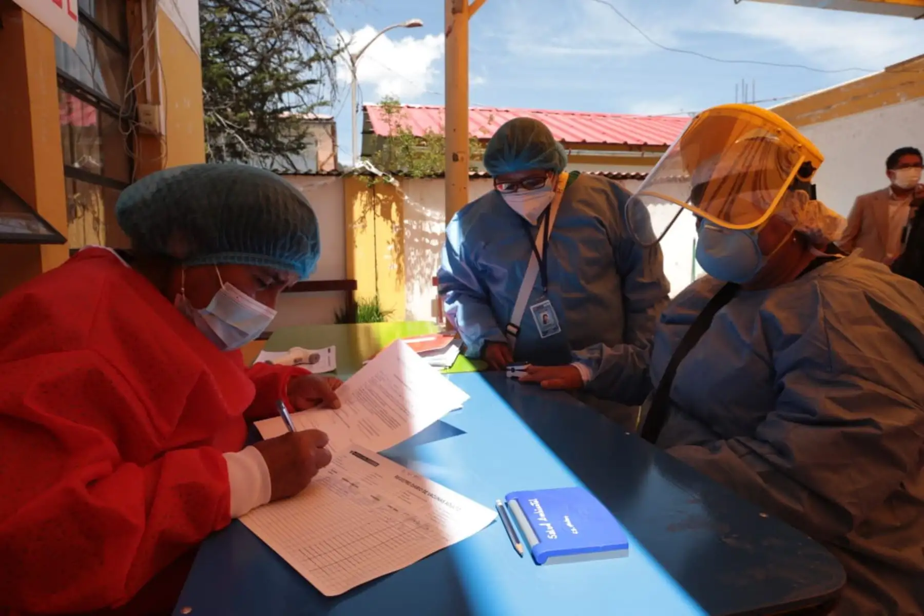 El Ministerio de Salud brinda dosis de refuerzo contra la covid-19 a personal de salud en Puno. Foto: Minsa