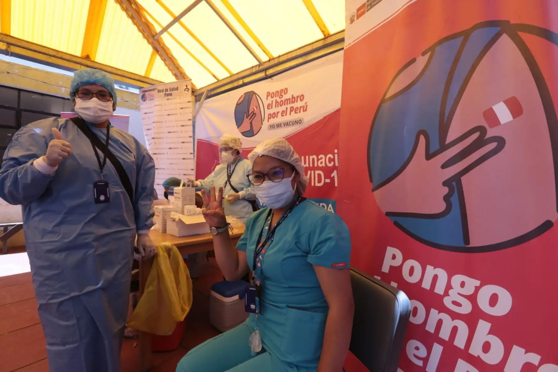 El Ministerio de Salud brinda dosis de refuerzo contra la covid-19 a personal de salud en Puno. Foto: Minsa