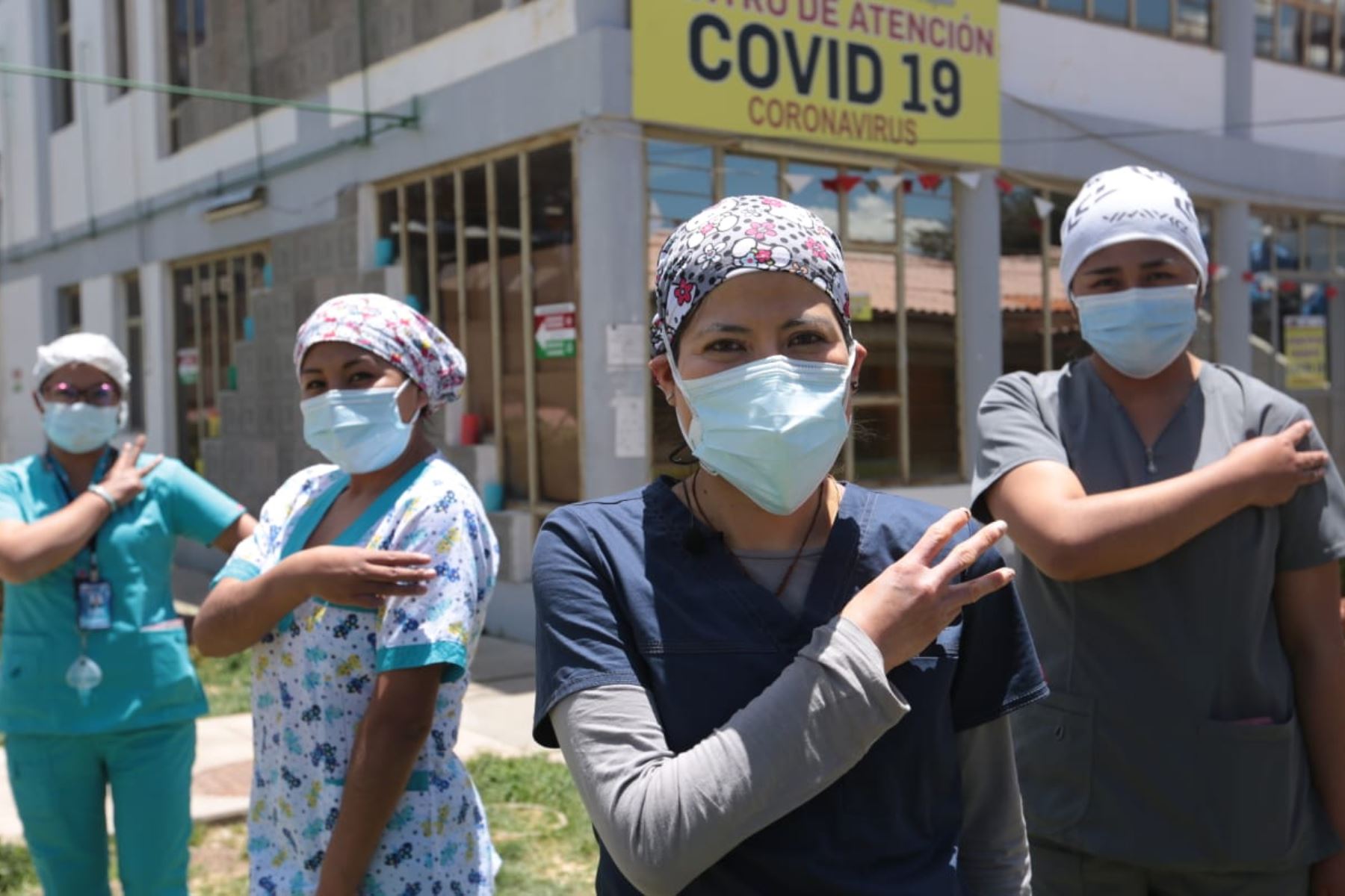 El Ministerio de Salud brinda dosis de refuerzo contra la covid-19 a personal de salud en Puno. Foto: Minsa