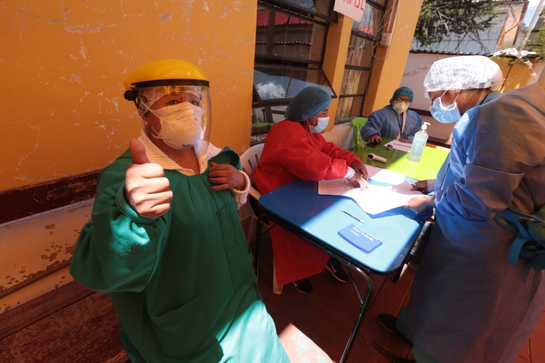 El Ministerio de Salud brinda dosis de refuerzo contra la covid-19 a personal de salud en Puno. Foto: Minsa