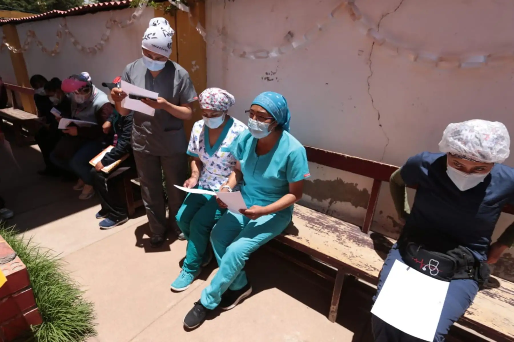 El Ministerio de Salud brinda dosis de refuerzo contra la covid-19 a personal de salud en Puno. Foto: Minsa