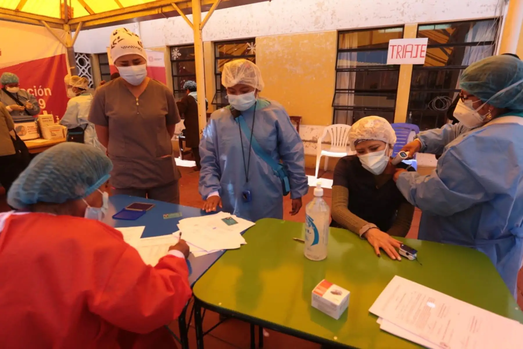 El Ministerio de Salud brinda dosis de refuerzo contra la covid-19 a personal de salud en Puno. Foto: Minsa