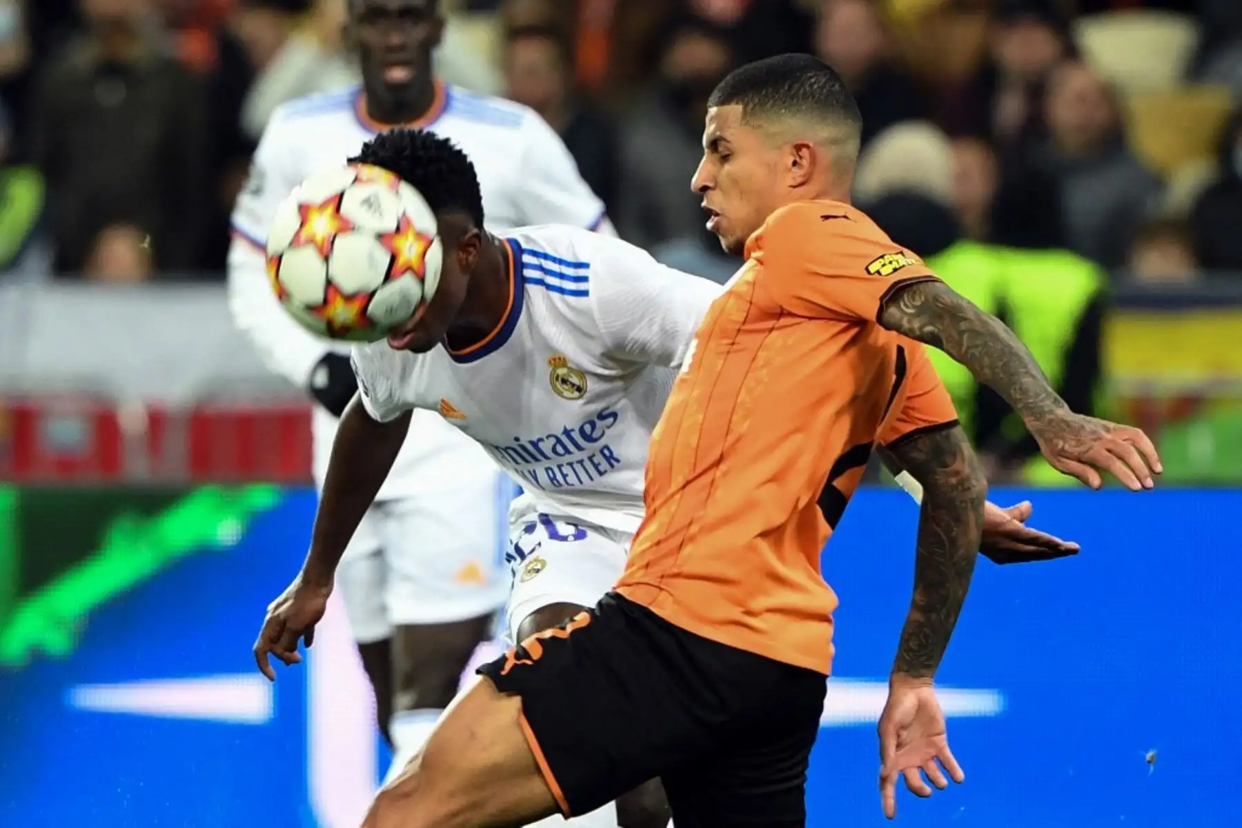 El delantero brasileño del Real Madrid Vinicius Junior y el mediocampista brasileño del Shakhtar Donetsk, Dodo, compiten por el balón durante el partido de fútbol de la Liga de Campeones de la UEFA entre el Shakhtar Donetsk y el Real Madrid en el Estadio Olímpico de Kiev el 19o de octubre de 2021. Foto: AFP