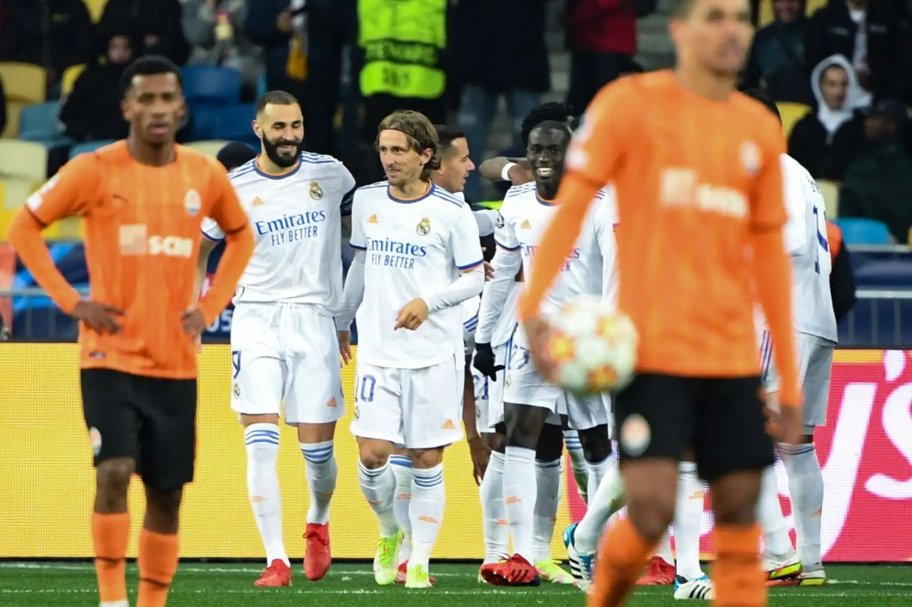Los jugadores del Real Madrid celebran su segundo gol durante el partido de fútbol de la UEFA Champions League entre el Shakhtar Donetsk y el Real Madrid en el Estadio Olímpico de Kiev el 19 de octubre de 2021. Foto: AFP