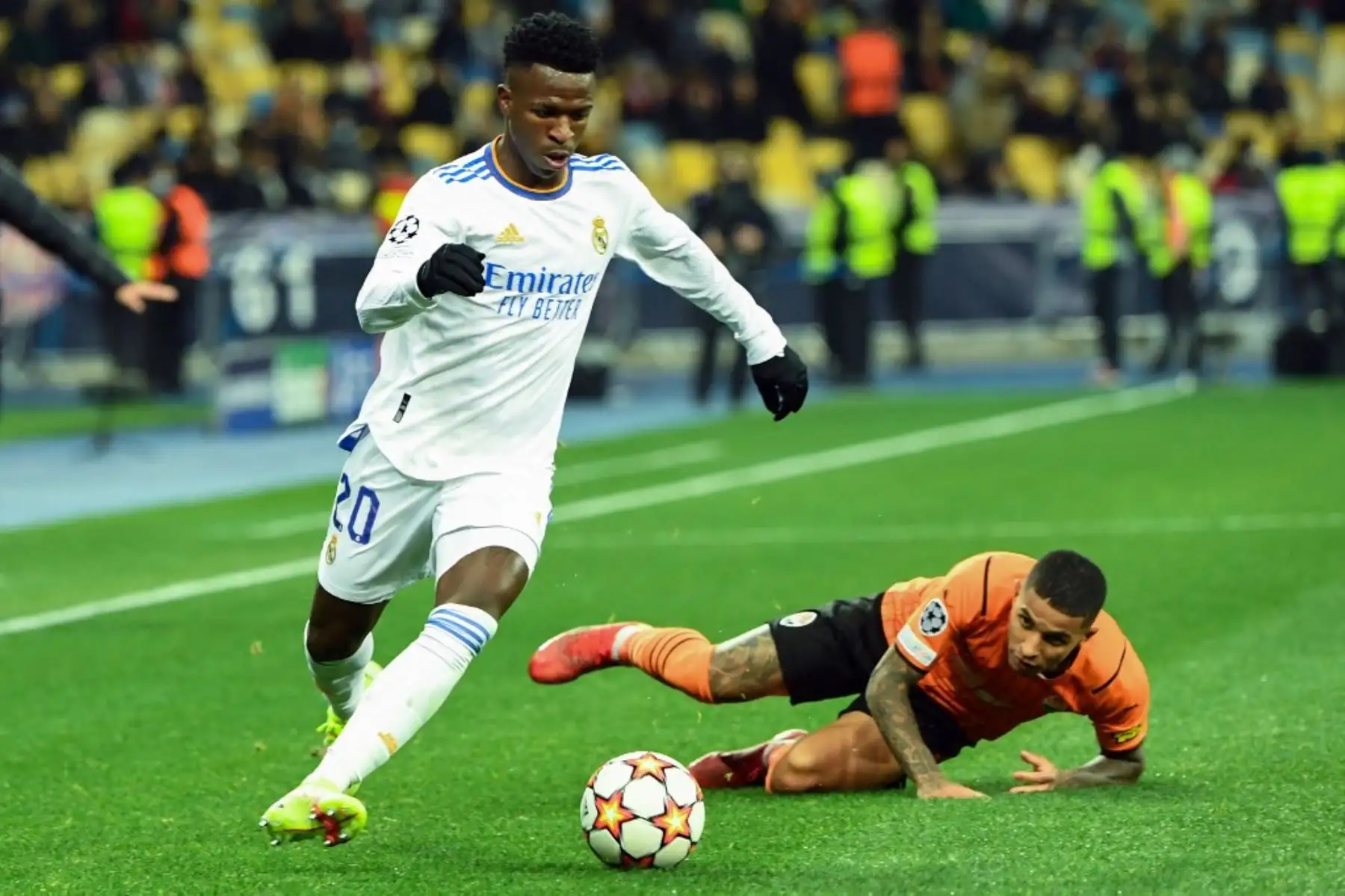 El delantero brasileño del Real Madrid Vinicius Junior y el mediocampista brasileño del Shakhtar Donetsk, Dodo, compiten por el balón durante el partido de fútbol de la Liga de Campeones de la UEFA entre el Shakhtar Donetsk y el Real Madrid en el Estadio Olímpico de Kiev el 19 de octubre de 2021. Foto: AFP