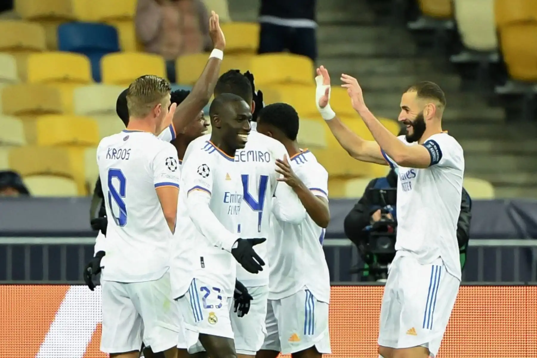 Los jugadores del Real Madrid celebran su tercer gol durante el partido de fútbol de la UEFA Champions League entre el Shakhtar Donetsk y el Real Madrid en el Estadio Olímpico de Kiev el 19 de octubre de 2021. Foto: AFP