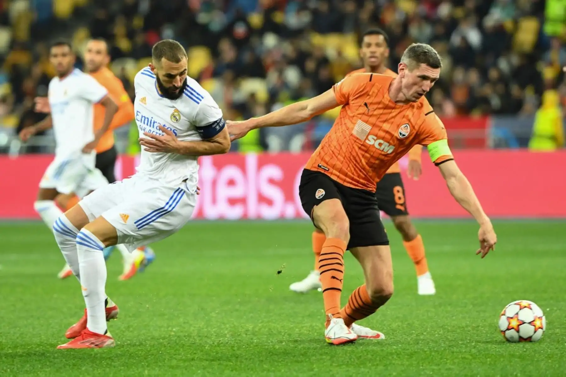 El delantero francés del Real Madrid, Karim Benzema, y el defensor ucraniano del Shakhtar Donetsk, Serhiy Kryvtsov, disputan el balón durante el partido de fútbol de la Liga de Campeones de la UEFA entre el Shakhtar Donetsk y el Real Madrid en el Estadio Olímpico de Kiev el 19 de octubre de 2021. Foto: AFP