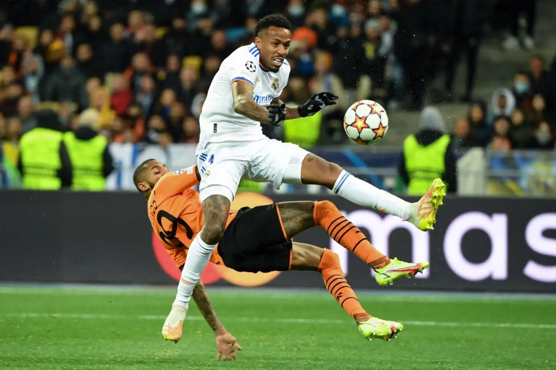 El delantero brasileño del Shakhtar Donetsk Fernando Dos Santos Pedro y el defensor brasileño del Real Madrid Eder Militao disputan el balón durante el partido de fútbol de la Liga de Campeones de la UEFA entre el Shakhtar Donetsk y el Real Madrid en el Estadio Olímpico de Kiev el 19 de octubre de 2021. Foto: AFP