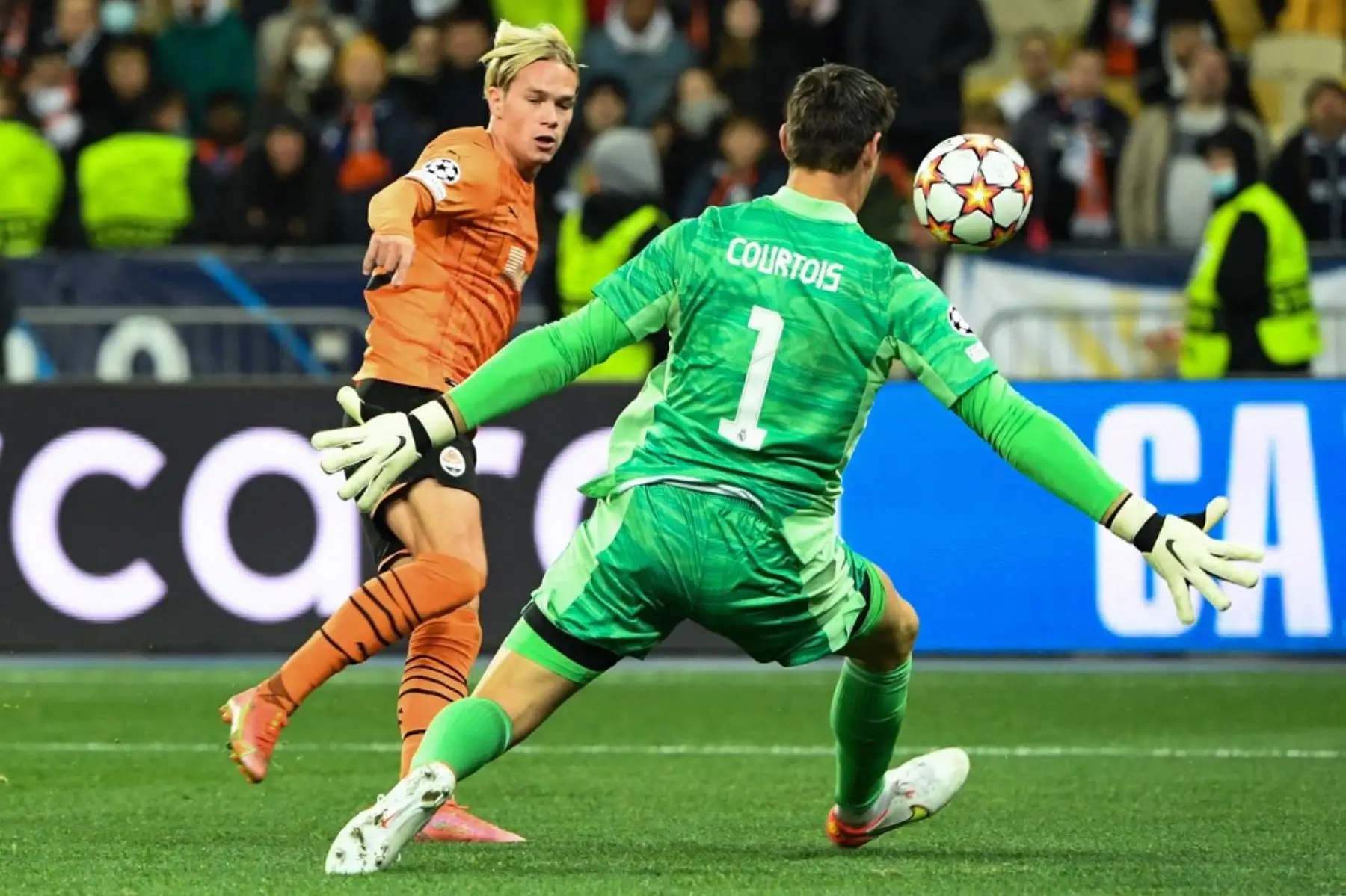 El portero belga del Real Madrid Thibaut Courtois en acción durante el partido de fútbol de la Liga de Campeones de la UEFA entre el Shakhtar Donetsk y el Real Madrid en el Estadio Olímpico de Kiev el 19 de octubre de 2021. Foto: AFP