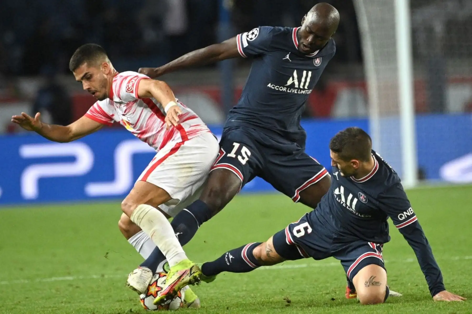 El centrocampista portugués del Paris Saint-Germain, Danilo Pereira, y el centrocampista italiano del Paris Saint-Germain, Marco Verratti, luchan por el balón con el defensor español del RB Leipzig, Angelino, durante la primera ronda de la UEFA Champions League, partido de fútbol del Grupo A entre el Paris Saint-Germain (PSG) y el RB Leipzig. en el estadio Parc des Princes, en París, el 19 de octubre de 2021. Foto: AFP