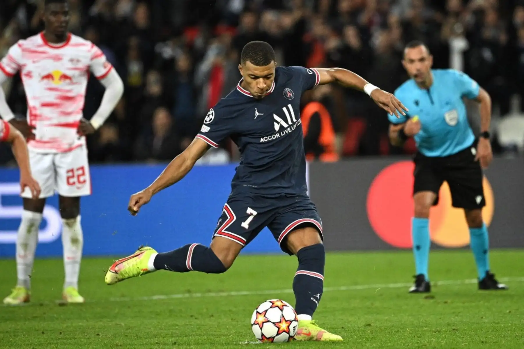El delantero francés del Paris Saint-Germain, Kylian Mbappé, lanza un penalti durante la primera ronda de la Liga de Campeones de la UEFA, partido de fútbol del Grupo A entre el Paris Saint-Germain (PSG) y el RB Leipzig, en el estadio Parc des Princes, en París, el 19 de octubre de 2021. Foto: AFP
