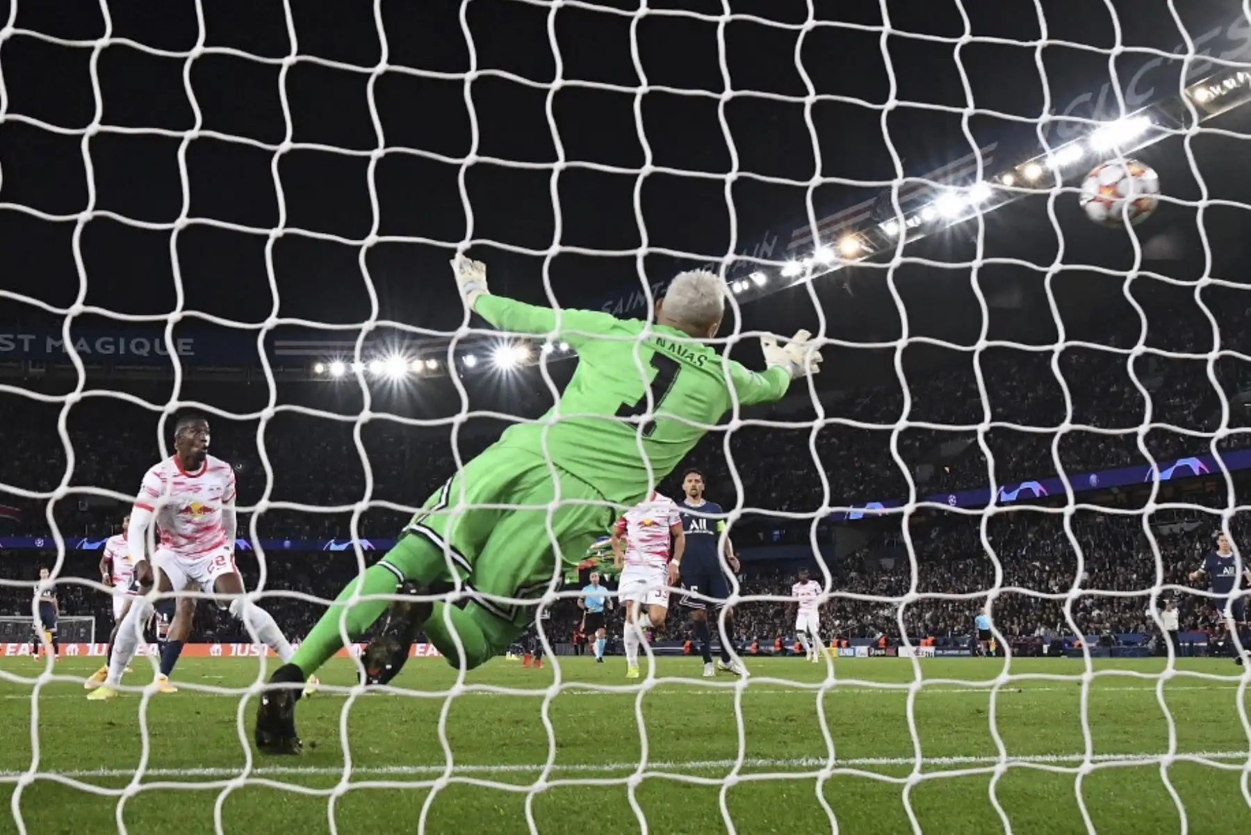 El defensor francés del RB Leipzig Nordi Mukiele (L) dispara y anota un gol pasado el portero costarricense del Paris Saint-Germain Keylor Navas durante la primera ronda de la Liga de Campeones de la UEFA, partido de fútbol del grupo A entre el Paris Saint-Germain (PSG) y el RB Leipzig, en el Parc. Estadio des Princes, en París, el 19 de octubre de 2021. Foto: AFP