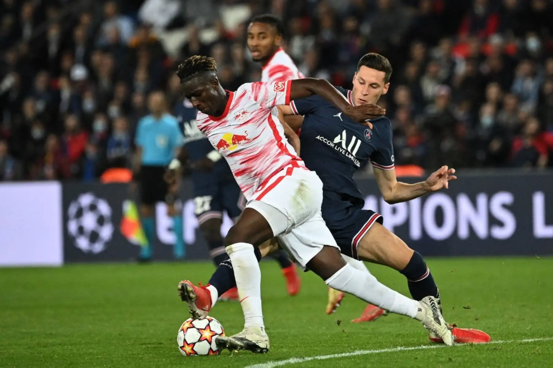 El delantero argentino del Paris Saint-Germain Lionel Messi, el centrocampista estadounidense del RB Leipzig Tyler Adams, lucha por el balón durante la primera ronda de la Liga de Campeones de la UEFA, partido de fútbol del Grupo A entre el Paris Saint-Germain ( PSG) y el RB Leipzig, en el estadio Parc des Princes, en París, 19 de octubre de 2021. Foto: AFP