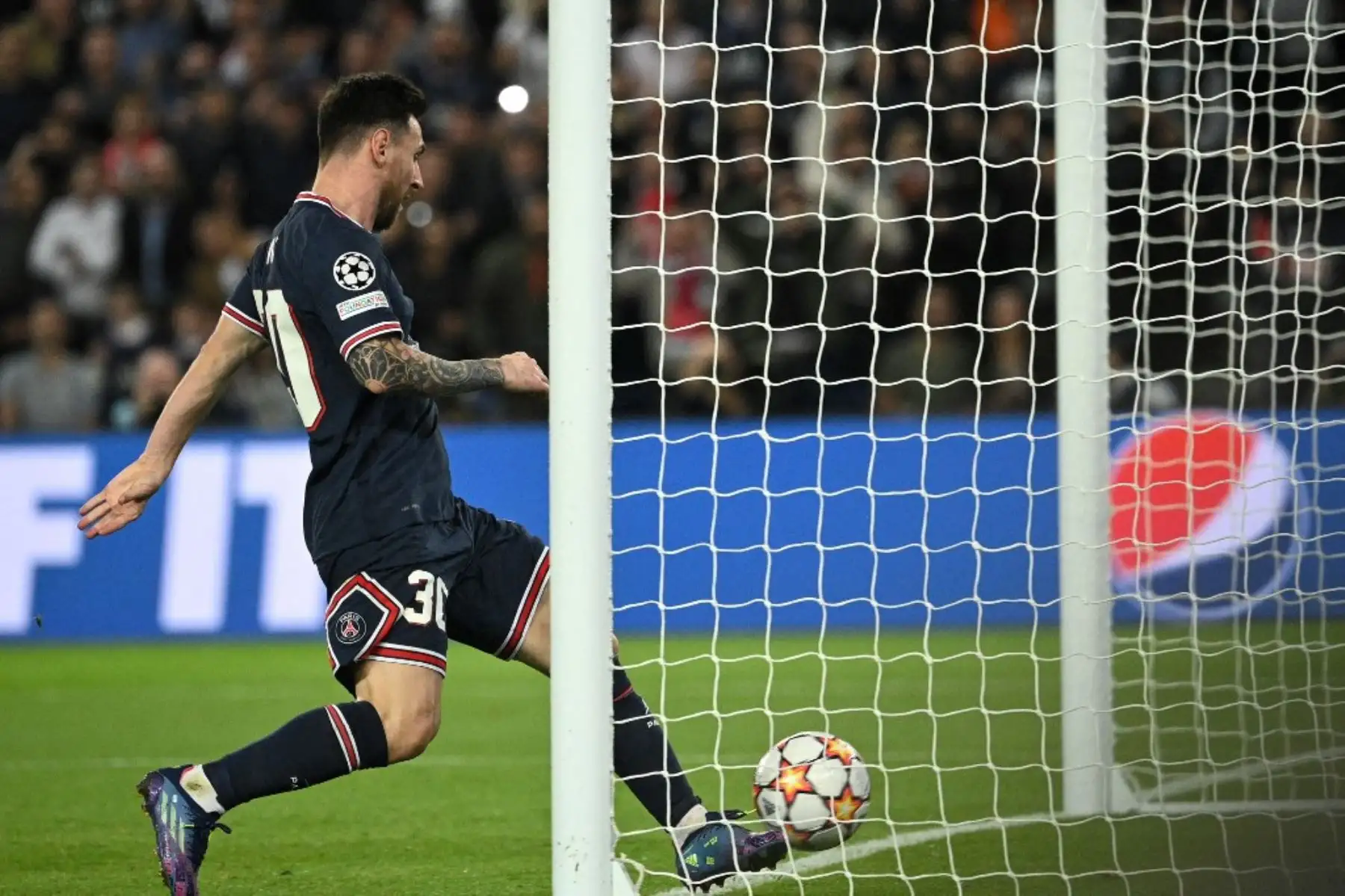 El delantero argentino del Paris Saint-Germain, Lionel Messi, marca un gol durante la primera ronda de la Liga de Campeones de la UEFA, partido de fútbol del Grupo A entre el Paris Saint-Germain (PSG) y el RB Leipzig, en el estadio Parc des Princes, en París, el 19 de octubre de 2021. Foto: AFP