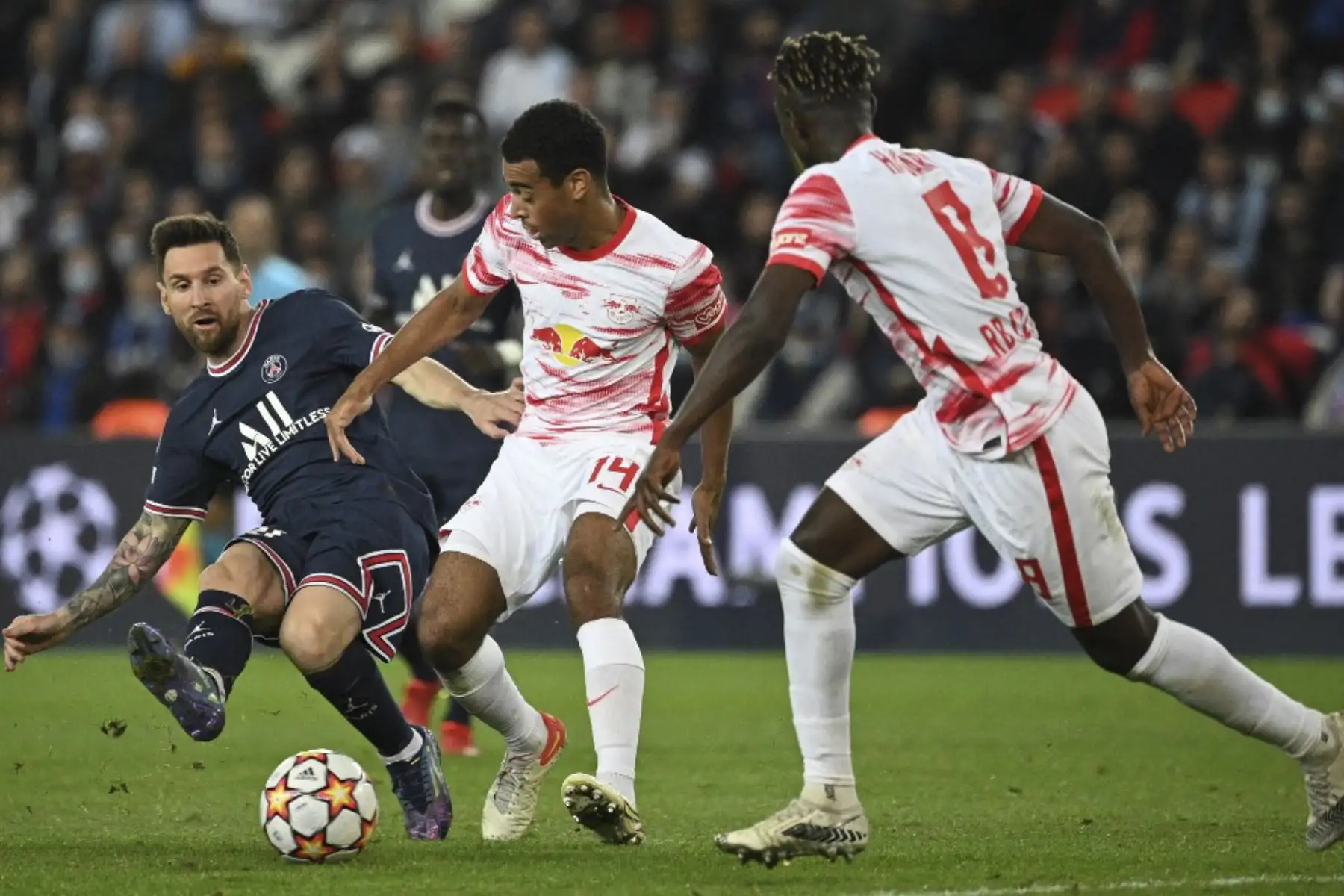 El delantero argentino del Paris Saint-Germain, Lionel Messi, lucha por el balón con el centrocampista estadounidense del RB Leipzig, Tyler Adams, durante la primera ronda de la Liga de Campeones de la UEFA, partido de fútbol del Grupo A entre el Paris Saint-Germain (PSG) y el RB Leipzig, en el estadio Parc des Princes, en París, 19 de octubre de 2021. Foto: AFP