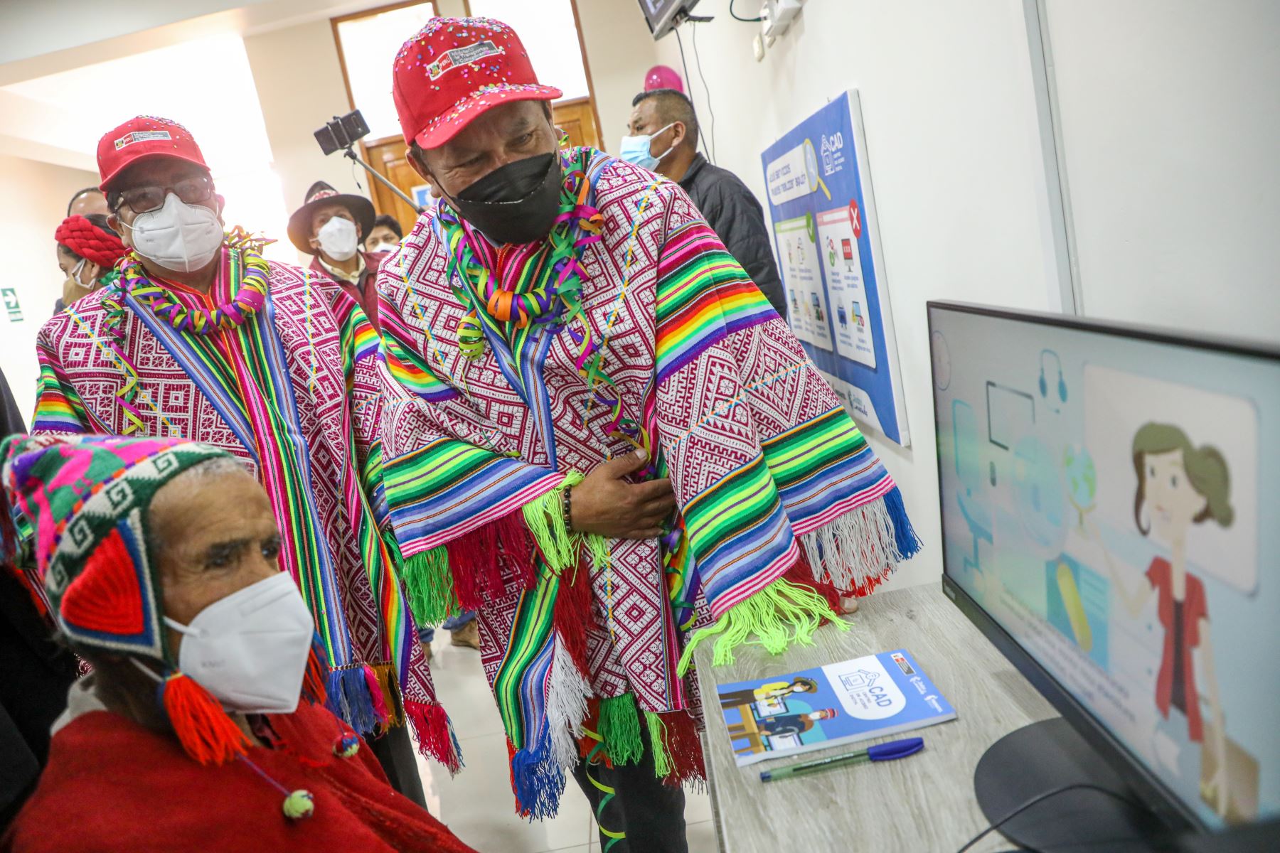 Cusco El ministro Juan Silva inauguró el primer Centro de Acceso Digital (CAD) de la región, en el distrito de Huaro, provincia de Quispicanchi. A fines de este año, se tiene previsto contar con 22 CAD que beneficiarán a 12,122 ciudadanos de las localidades rurales de Cusco. Foto: MTC