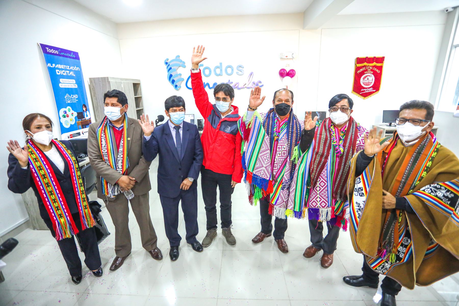 Cusco El ministro Juan Silva inauguró el primer Centro de Acceso Digital (CAD) de la región, en el distrito de Huaro, provincia de Quispicanchi. A fines de este año, se tiene previsto contar con 22 CAD que beneficiarán a 12,122 ciudadanos de las localidades rurales de Cusco. Foto: MTC