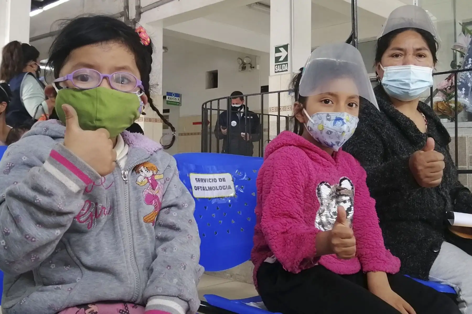 La Dirección de Redes Integradas de Salud (Diris) Lima Sur inició la entrega gratuita de 100 lentes correctores a niños de entre 3 y 11 años de zonas vulnerables de los distritos de Villa María del Triunfo, Villa El Salvador y Chorrillos, quienes fueron atendidos por especialistas en establecimientos de salud cercanos a sus domicilios. Foto: Diris Lima Sur
