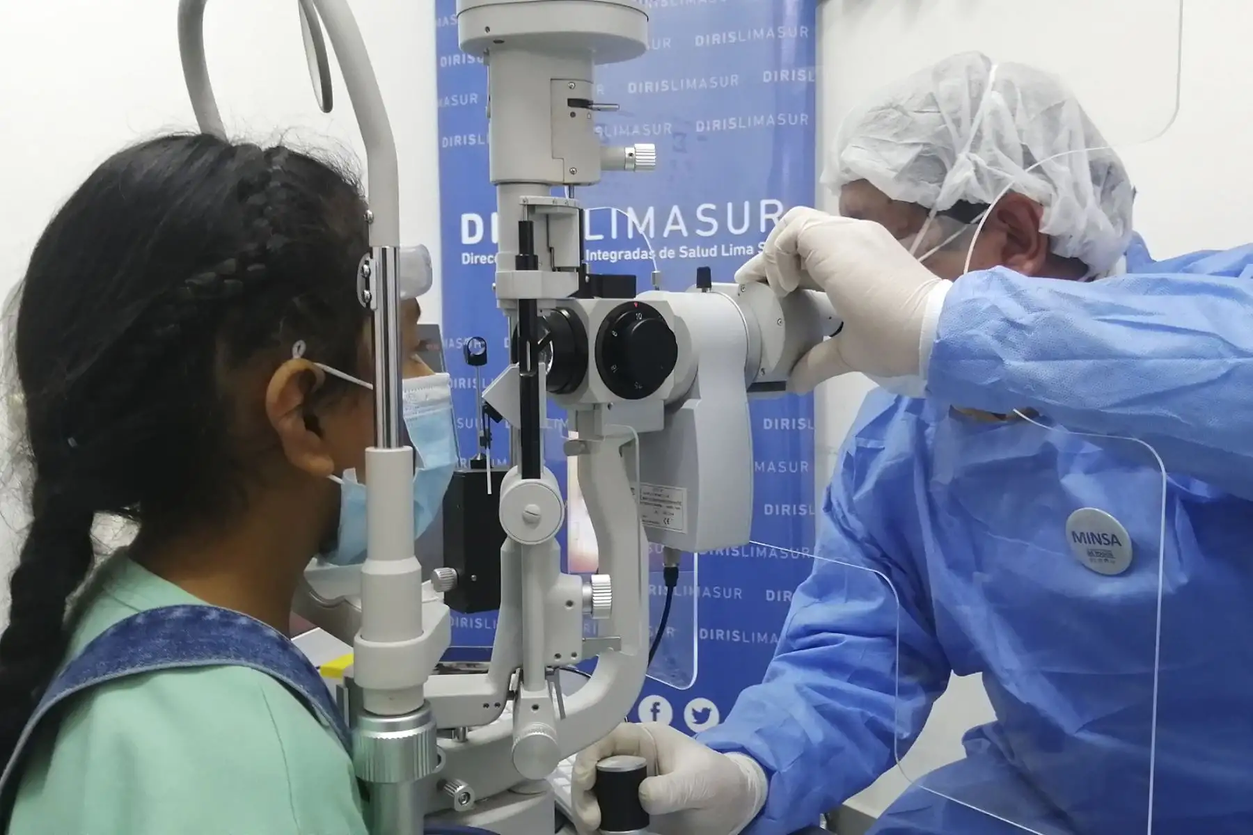 La Dirección de Redes Integradas de Salud (Diris) Lima Sur inició la entrega gratuita de 100 lentes correctores a niños de entre 3 y 11 años de zonas vulnerables de los distritos de Villa María del Triunfo, Villa El Salvador y Chorrillos, quienes fueron atendidos por especialistas en establecimientos de salud cercanos a sus domicilios. Foto: Diris Lima Sur