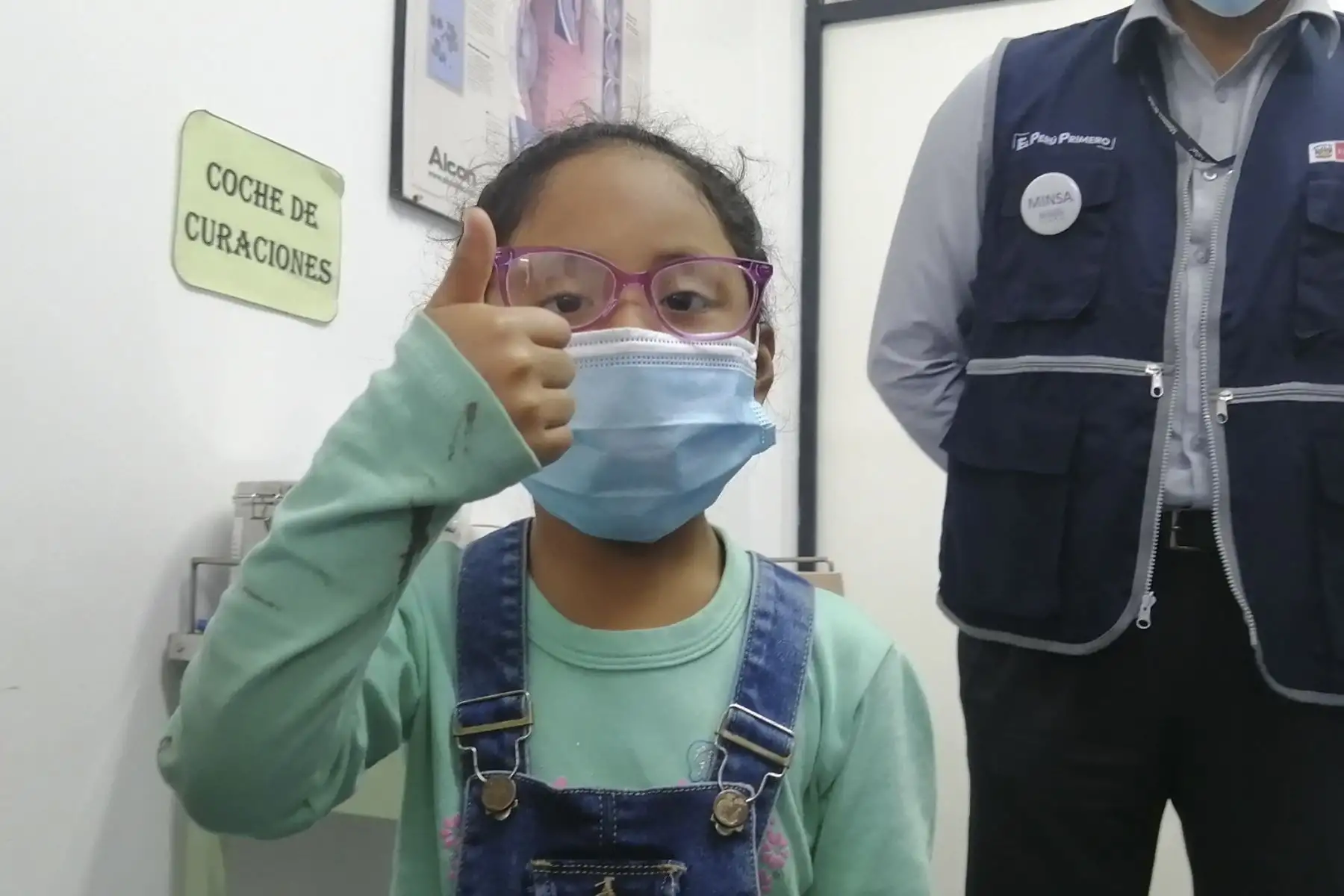 La Dirección de Redes Integradas de Salud (Diris) Lima Sur inició la entrega gratuita de 100 lentes correctores a niños de entre 3 y 11 años de zonas vulnerables de los distritos de Villa María del Triunfo, Villa El Salvador y Chorrillos, quienes fueron atendidos por especialistas en establecimientos de salud cercanos a sus domicilios. Foto: Diris Lima Sur