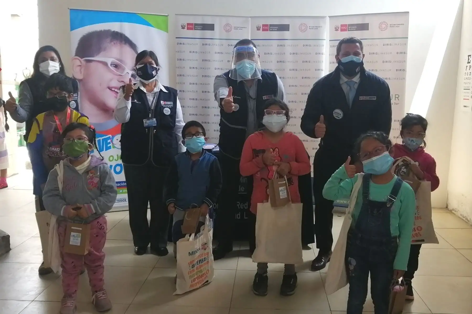 La Dirección de Redes Integradas de Salud (Diris) Lima Sur inició la entrega gratuita de 100 lentes correctores a niños de entre 3 y 11 años de zonas vulnerables de los distritos de Villa María del Triunfo, Villa El Salvador y Chorrillos, quienes fueron atendidos por especialistas en establecimientos de salud cercanos a sus domicilios. Foto: Diris Lima Sur