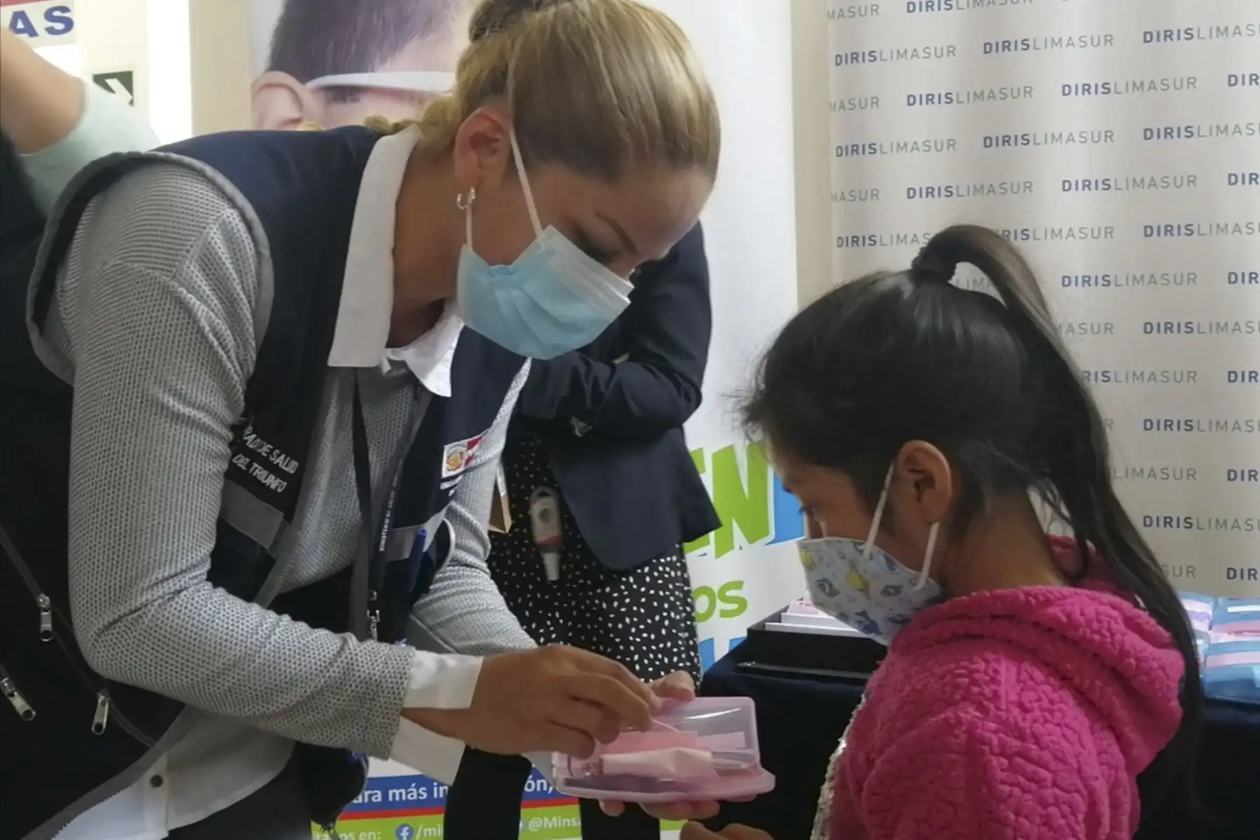 La Dirección de Redes Integradas de Salud (Diris) Lima Sur inició la entrega gratuita de 100 lentes correctores a niños de entre 3 y 11 años de zonas vulnerables de los distritos de Villa María del Triunfo, Villa El Salvador y Chorrillos, quienes fueron atendidos por especialistas en establecimientos de salud cercanos a sus domicilios. Foto: Diris Lima Sur