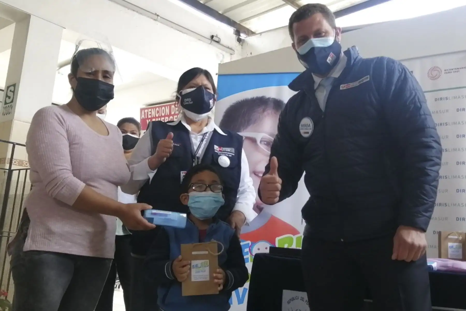 La Dirección de Redes Integradas de Salud (Diris) Lima Sur inició la entrega gratuita de 100 lentes correctores a niños de entre 3 y 11 años de zonas vulnerables de los distritos de Villa María del Triunfo, Villa El Salvador y Chorrillos, quienes fueron atendidos por especialistas en establecimientos de salud cercanos a sus domicilios. Foto: Diris Lima Sur