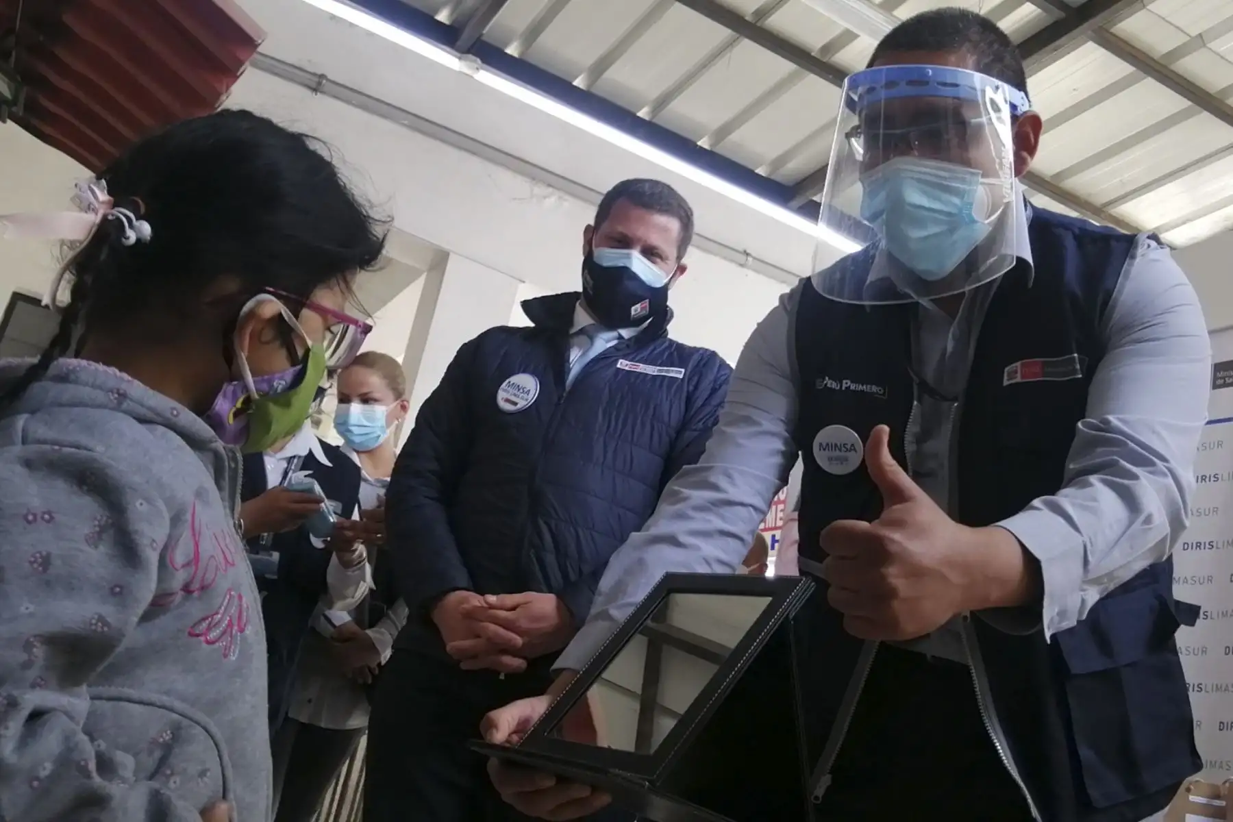 La Dirección de Redes Integradas de Salud (Diris) Lima Sur inició la entrega gratuita de 100 lentes correctores a niños de entre 3 y 11 años de zonas vulnerables de los distritos de Villa María del Triunfo, Villa El Salvador y Chorrillos, quienes fueron atendidos por especialistas en establecimientos de salud cercanos a sus domicilios. Foto: Diris Lima Sur