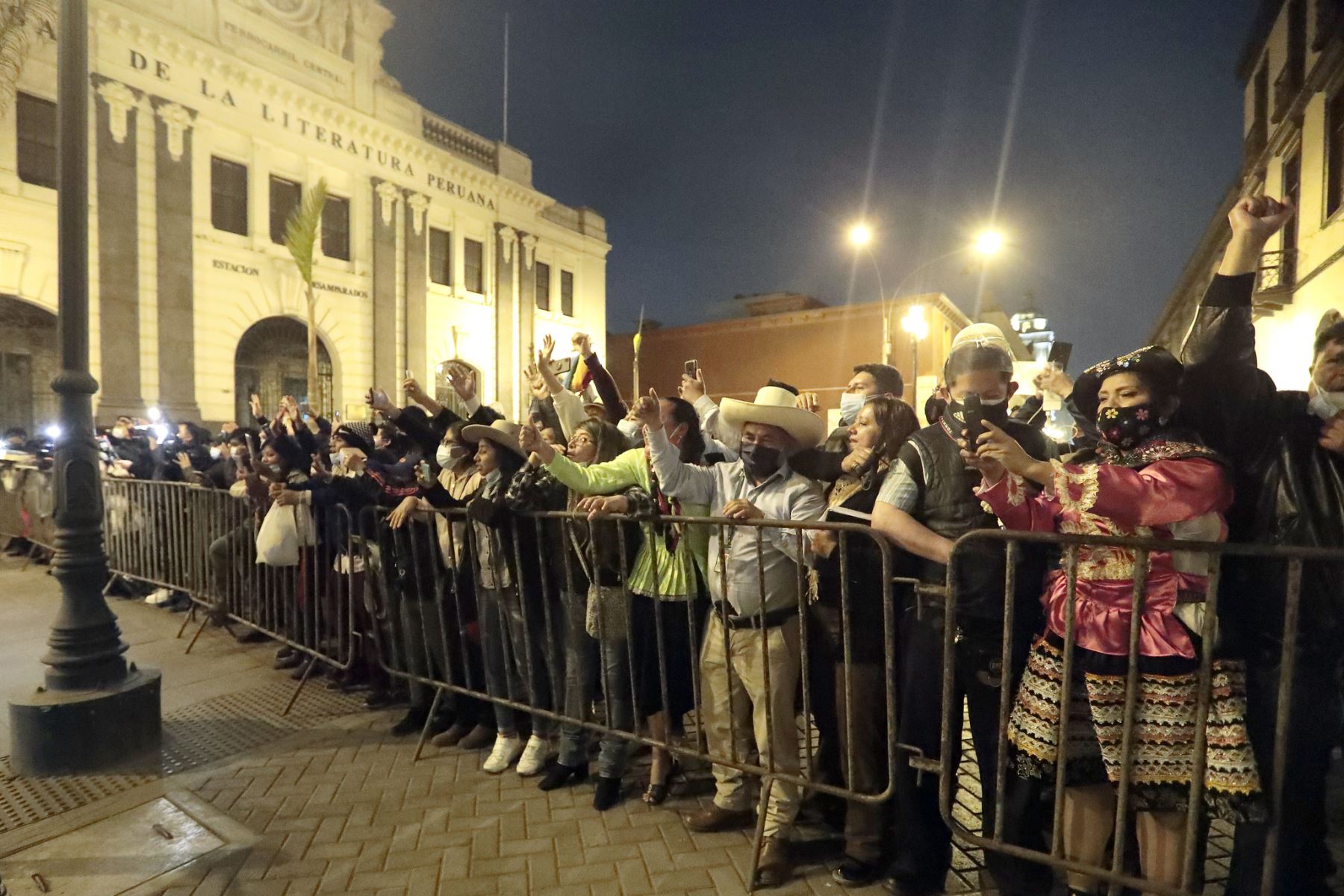 Presidente Pedro Castillo recibe saludo de la población por su onomástico. Foto: ANDINA/Prensa Presidencia