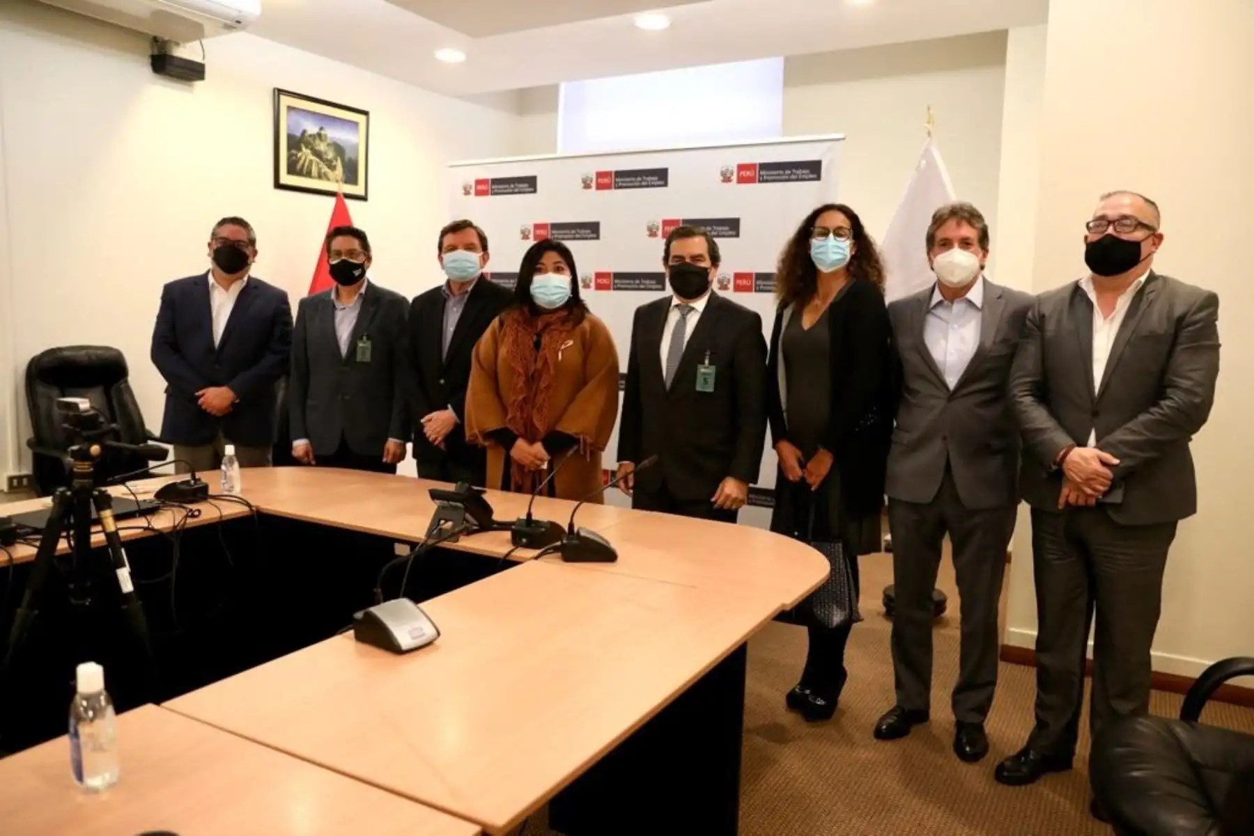 Ministra de Trabajo y Promoción del Empleo, Betssy Chavez, se reunió con líderes de gremios empresariales y sindicales. Foto: Cortesía.