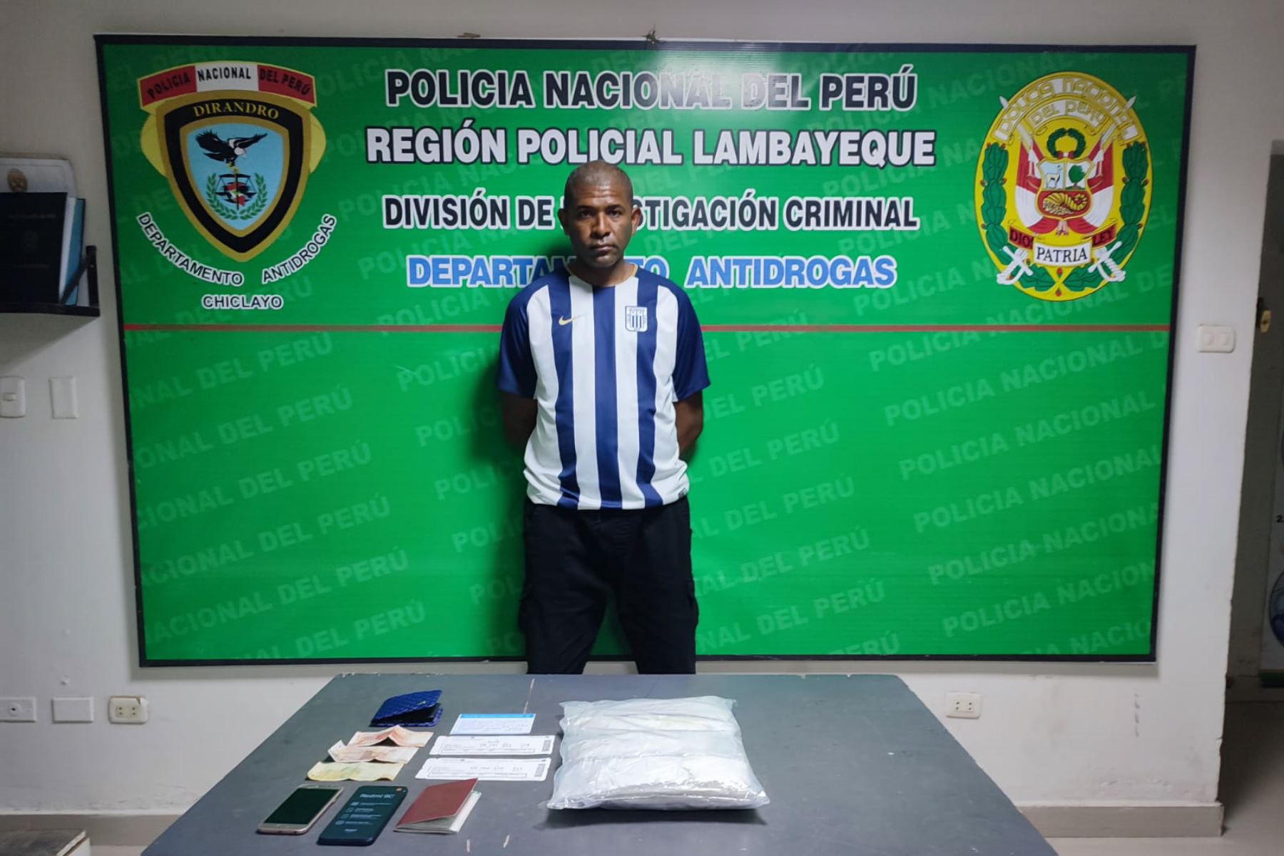 La Policía Nacional informó que André Yair García Clavijo pretendía sacar del país dos kilogramos de droga. Foto: ANDINA/Difusión